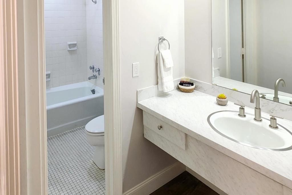 Hotel Phillips Deluxe Queen Suite 36