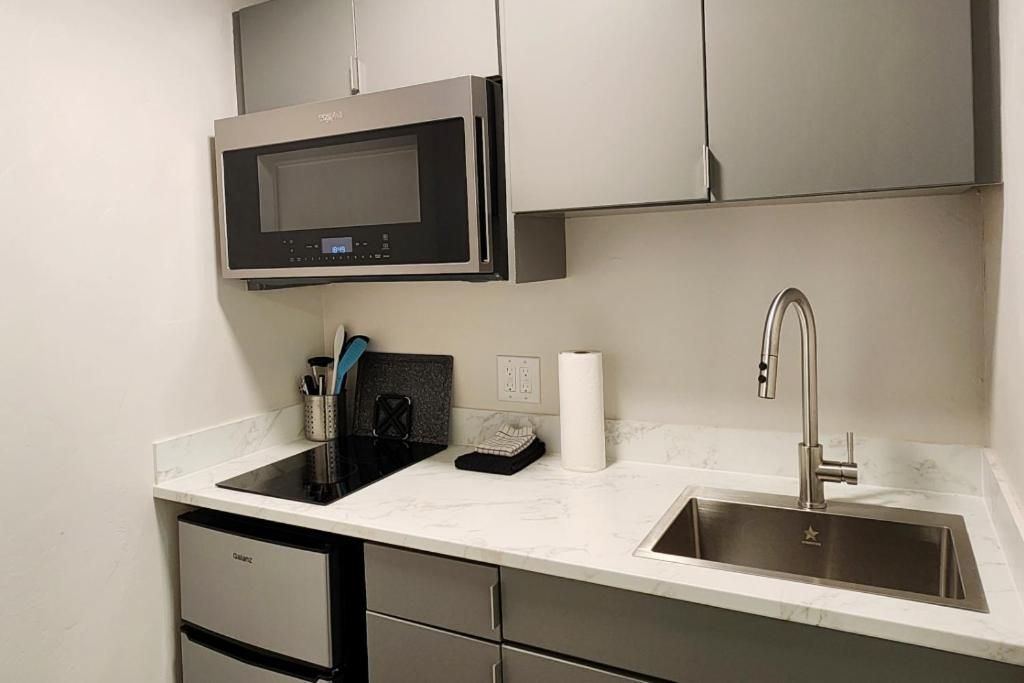 Hotel Phillips Deluxe Queen Suite 31