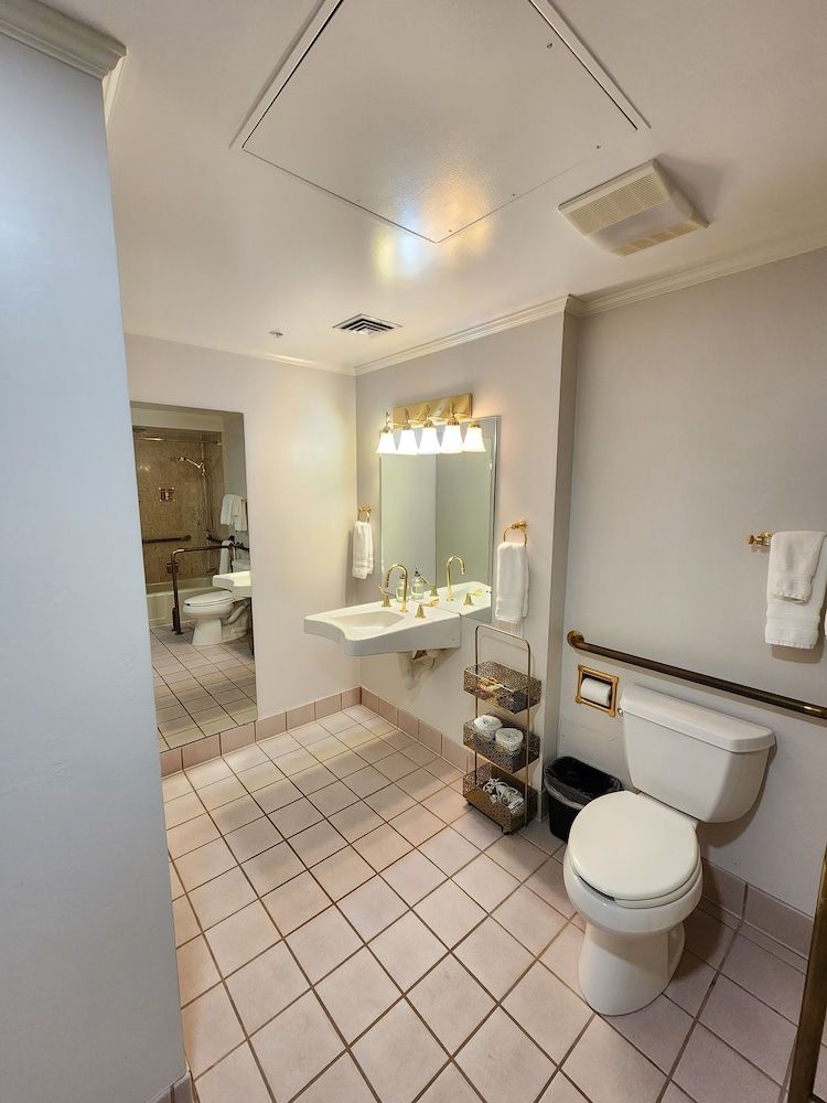 Hotel Phillips Comfort Studio, Bathtub Grab Bars, City View 23