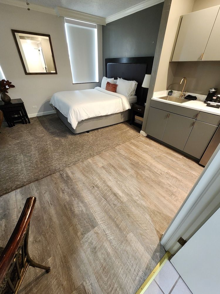 Hotel Phillips Comfort Studio, Bathtub Grab Bars, City View 9