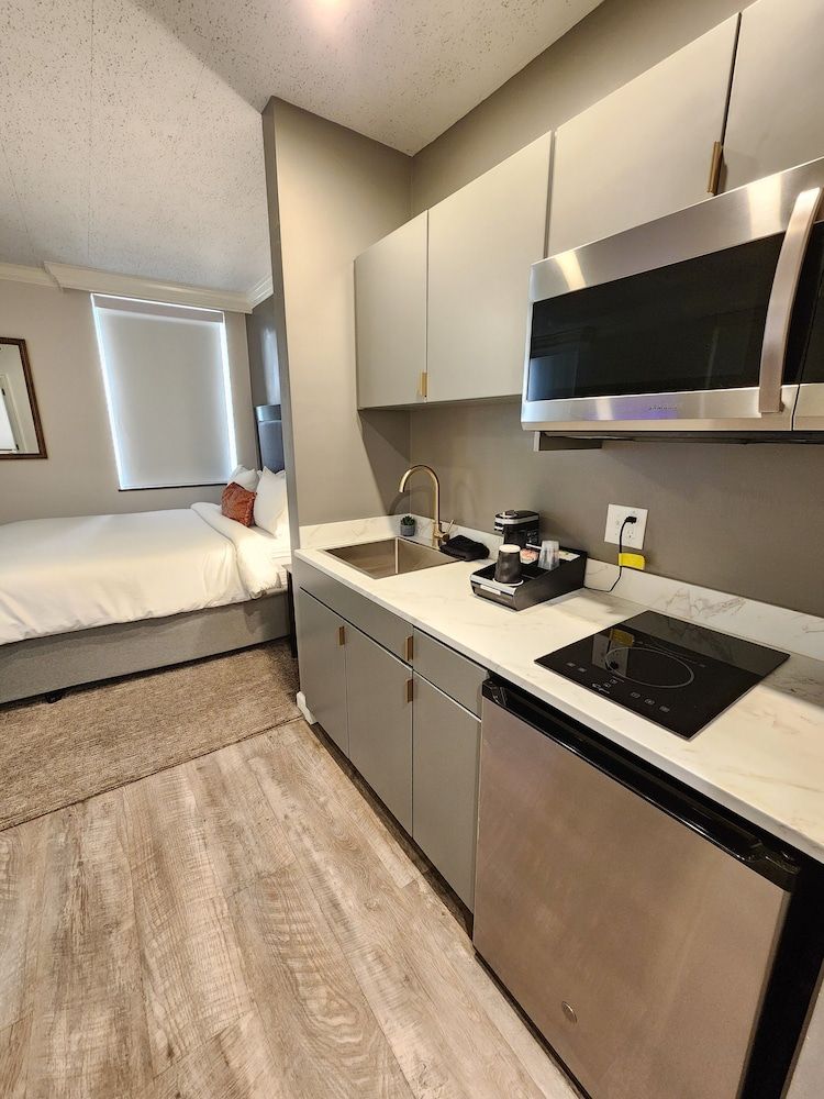 Hotel Phillips Comfort Studio, Bathtub Grab Bars, City View 3