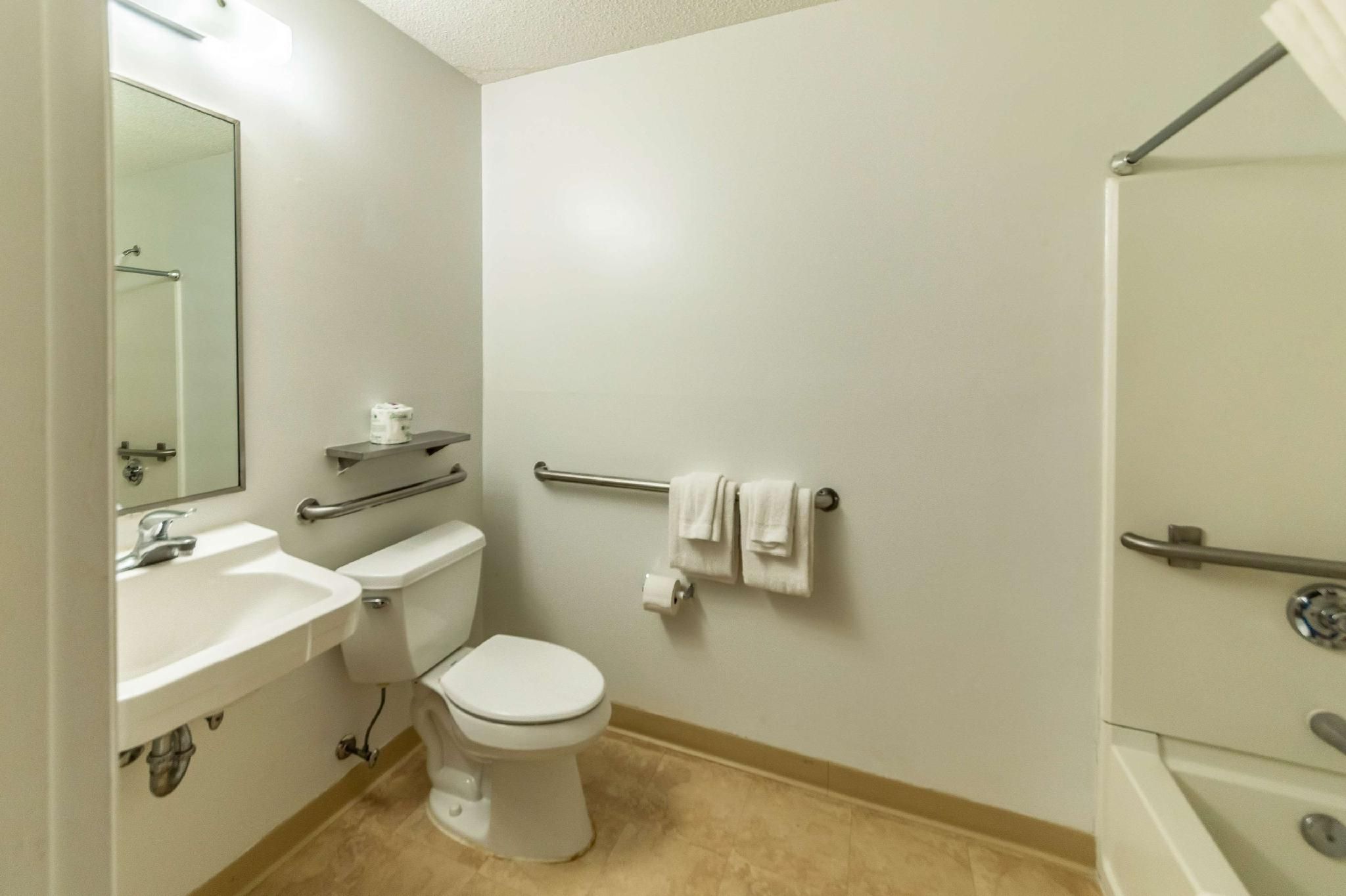 1 QB | Mobility Accessible Tub Kitchen Smoking