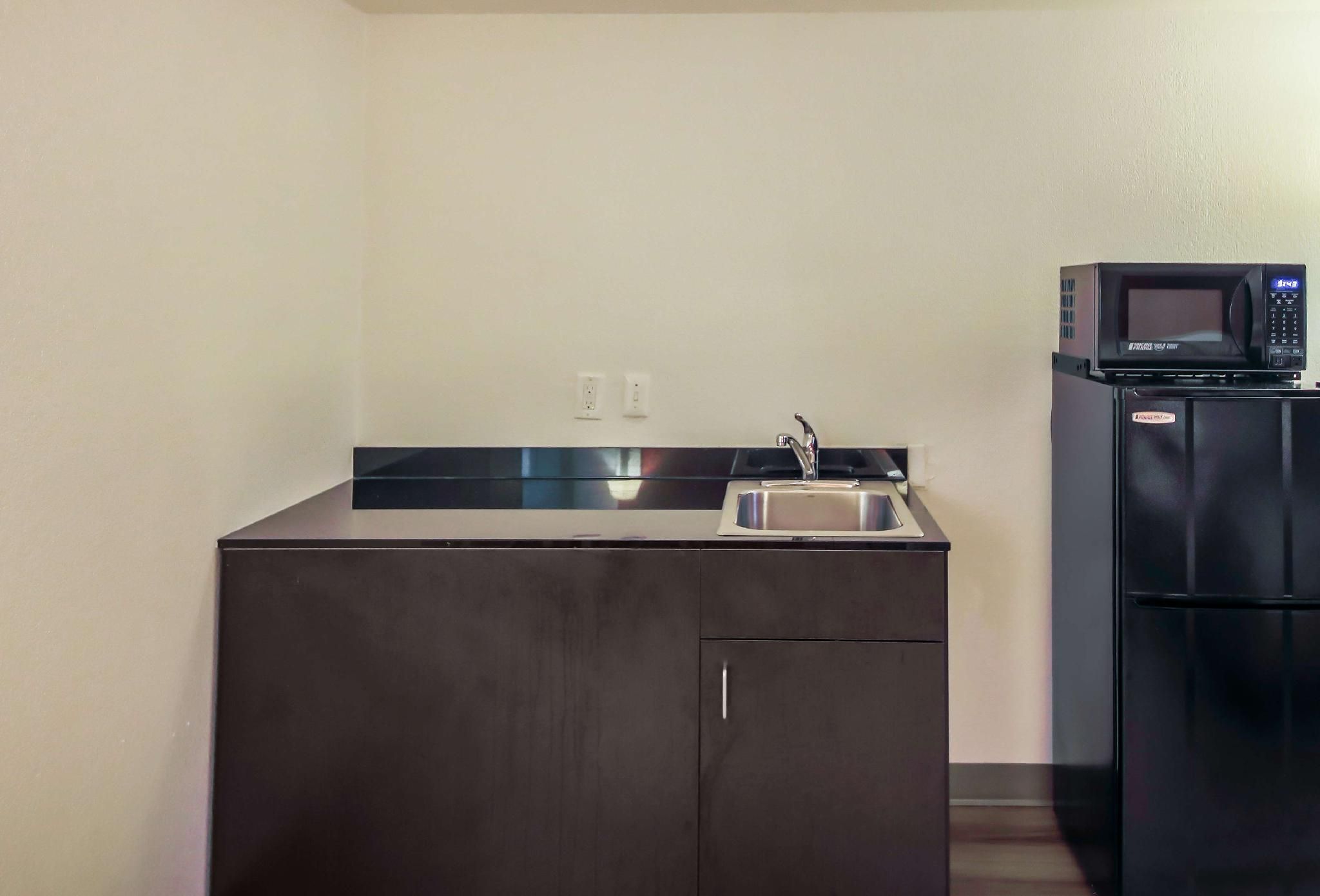 2 QBs | Non-Smoking, Kitchen
