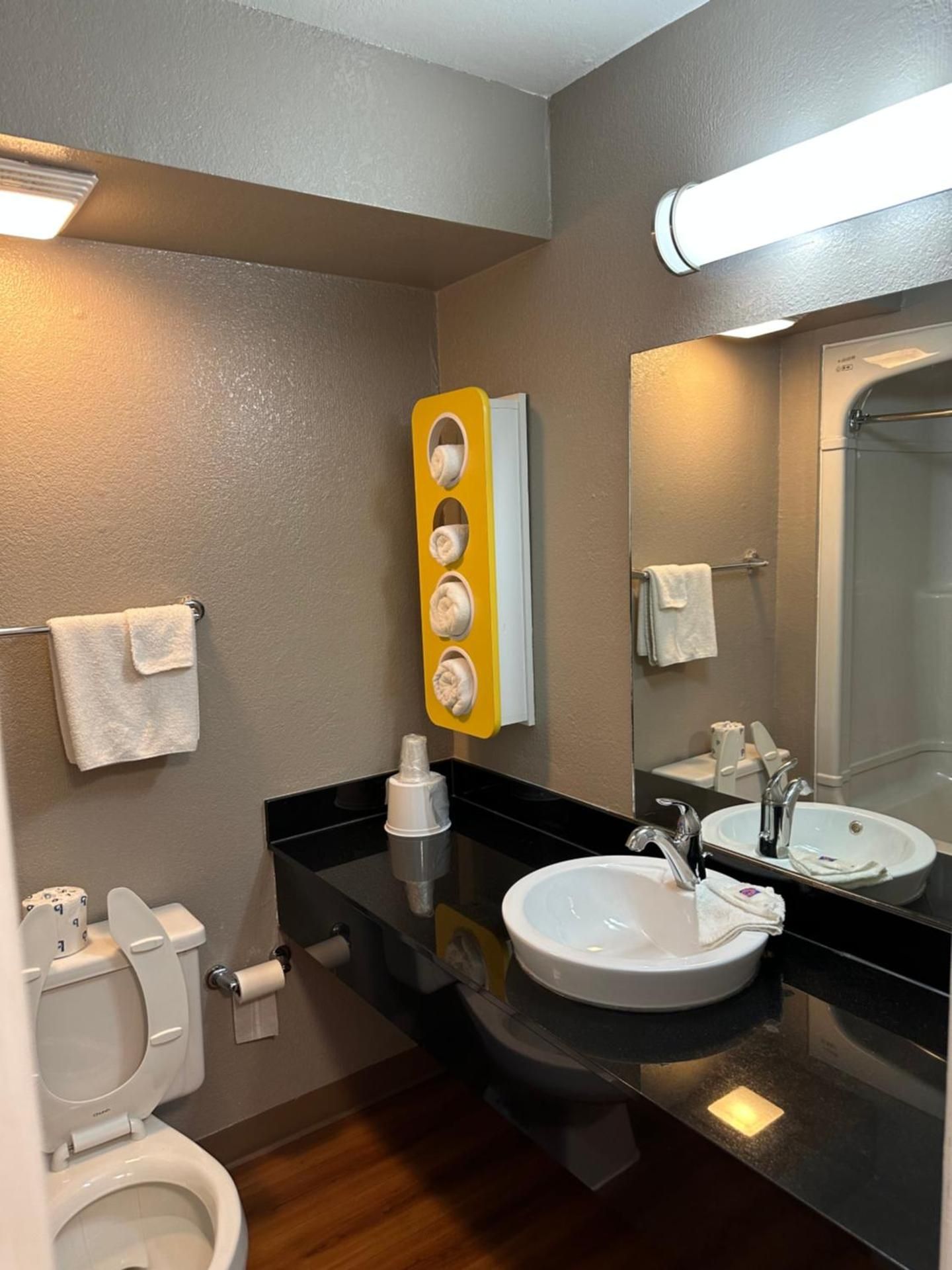 Deluxe Queen Room - Non-Smoking