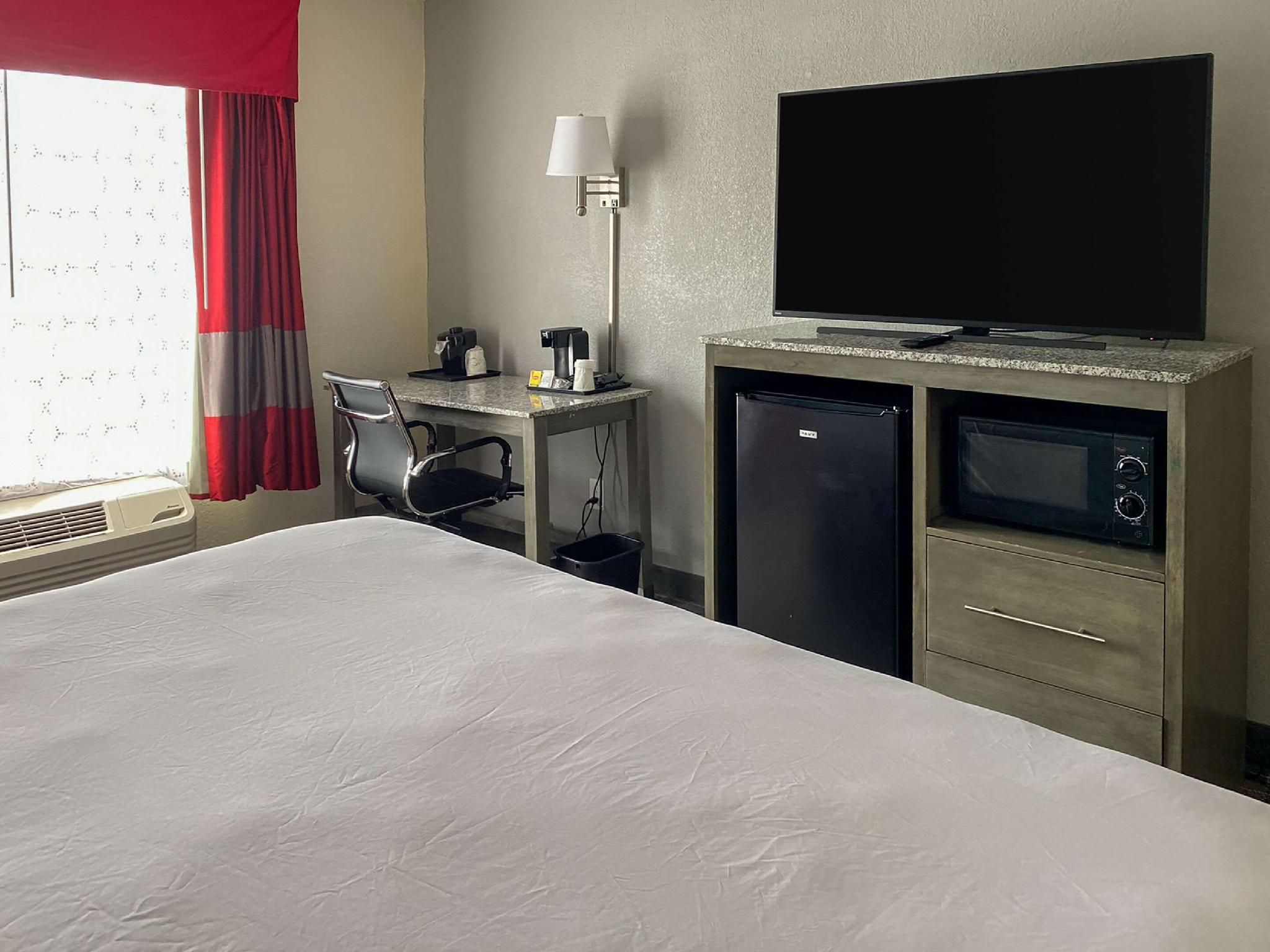 1 King Bed, Nonsmoking, Accessible, Upgrade