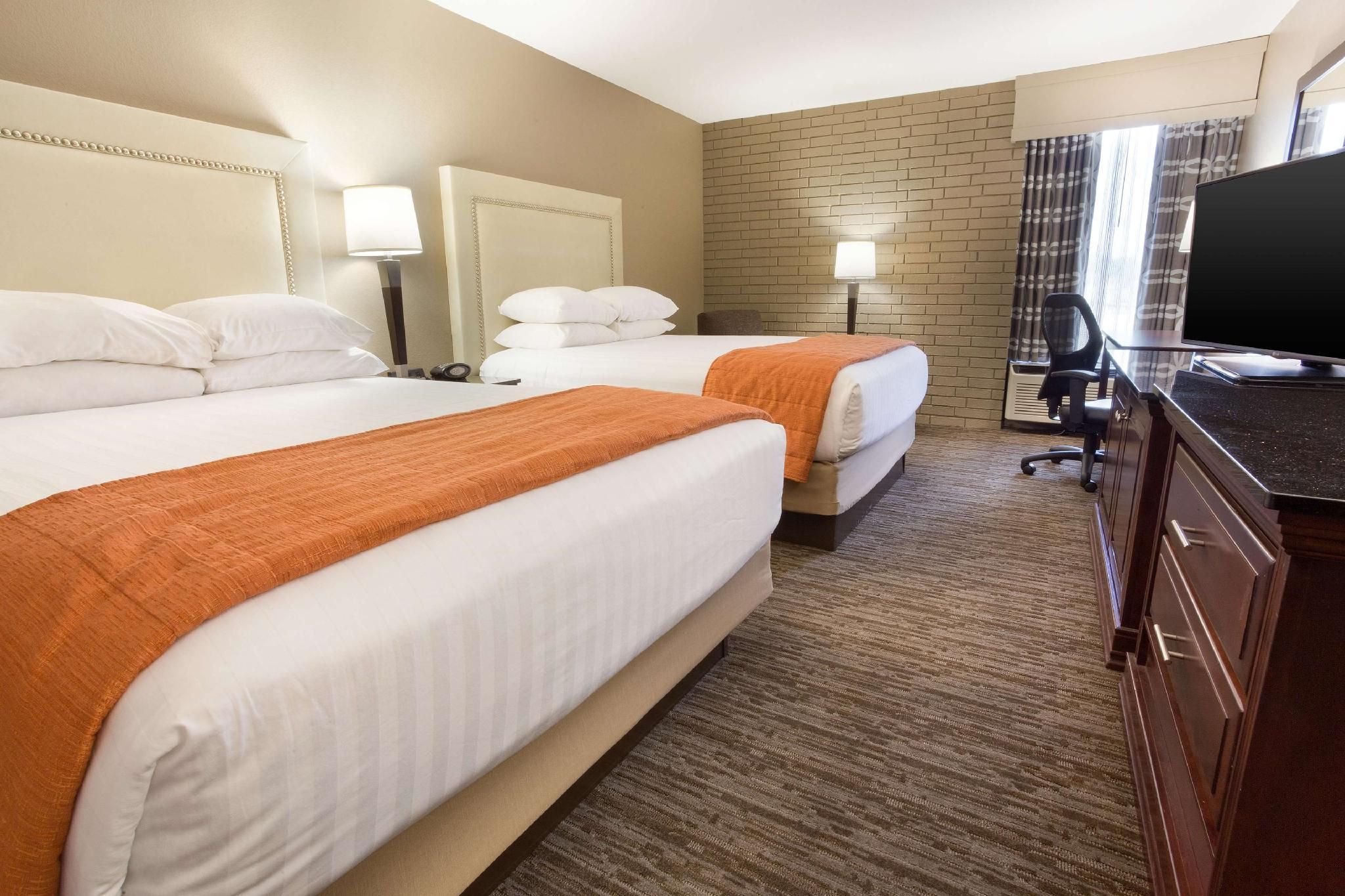 2 Queen Beds Upper Floor, Accessible with Tub