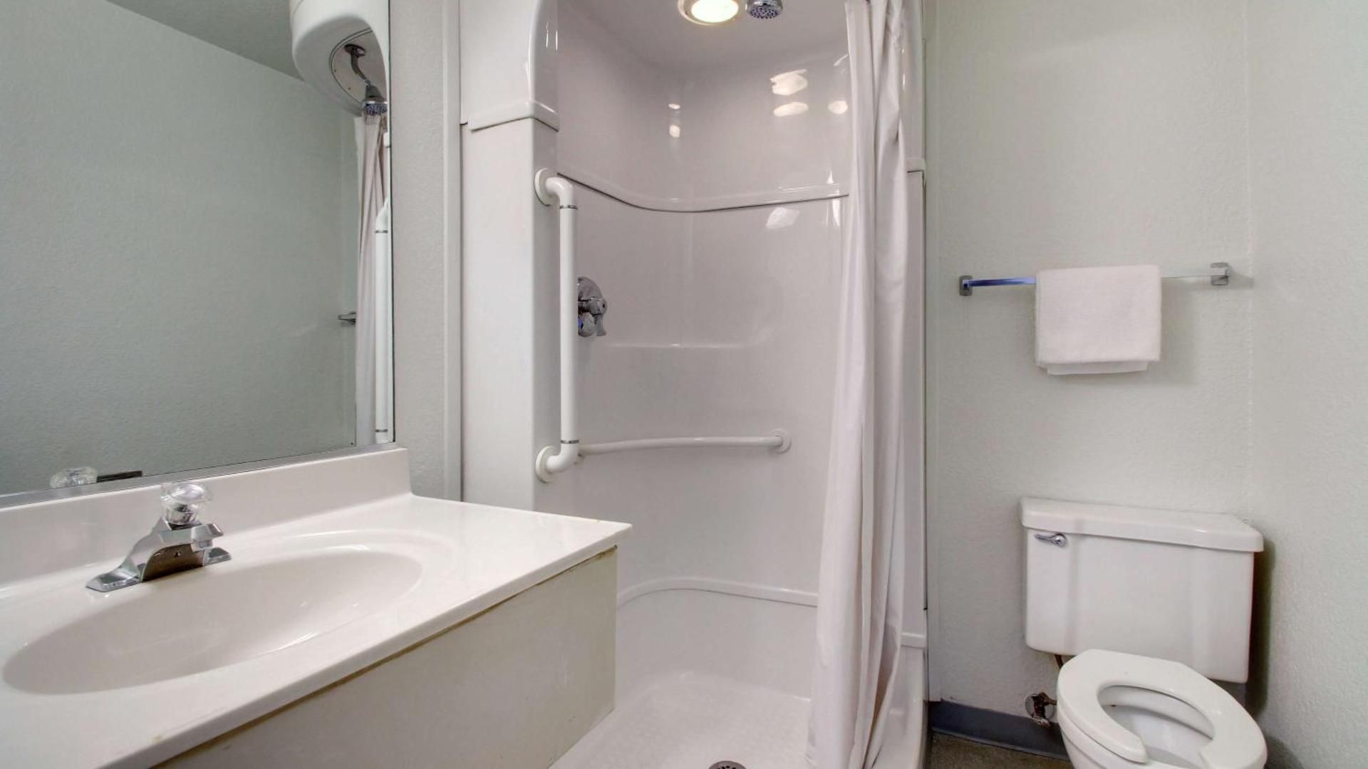 Motel 6 Owensboro, KY Quadruple Room - Disability Access 3