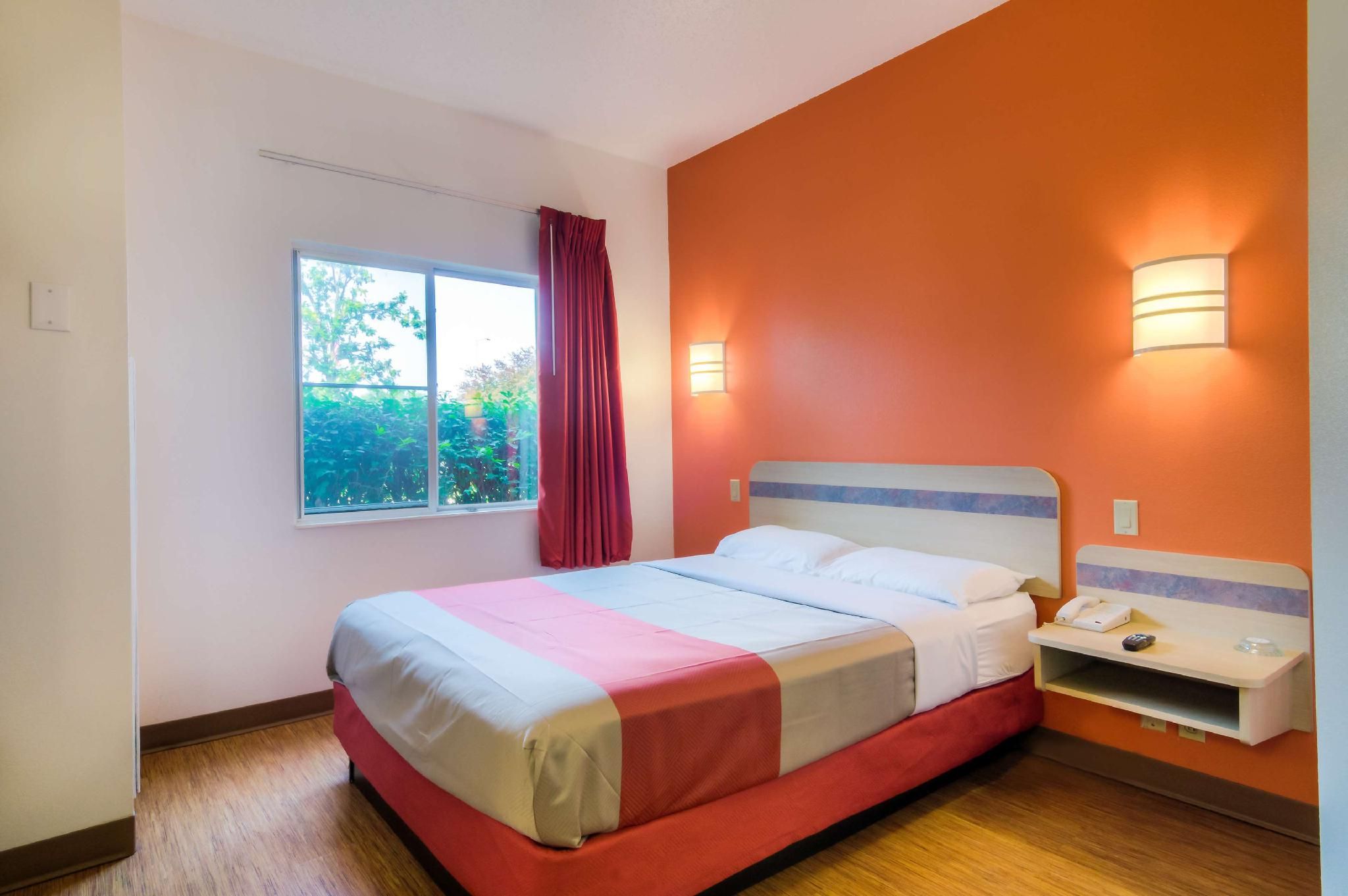 Motel 6 Owensboro, KY 1 Queen Bed | Hearing Accessible 2