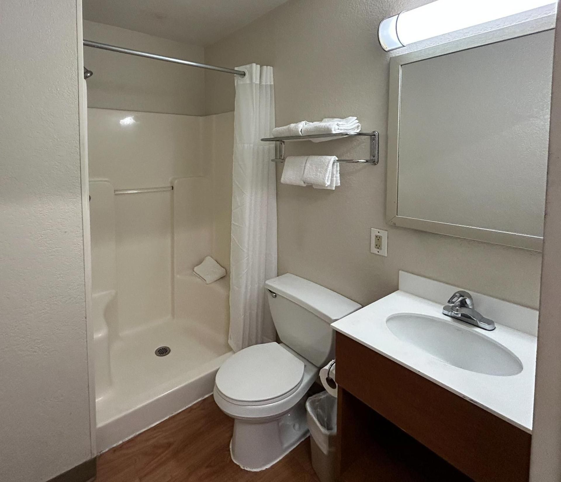 Queen Room - Disability Access - Roll in Shower