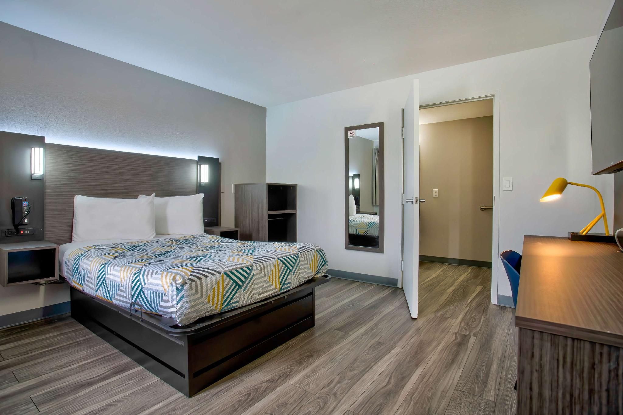 1 Full Bed - ADA/Tub/Micfridge