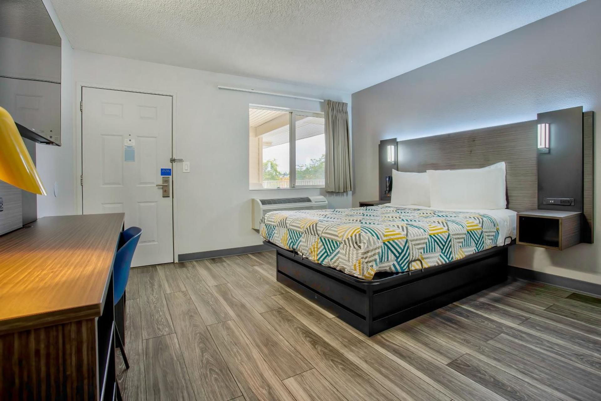 Deluxe Queen Room