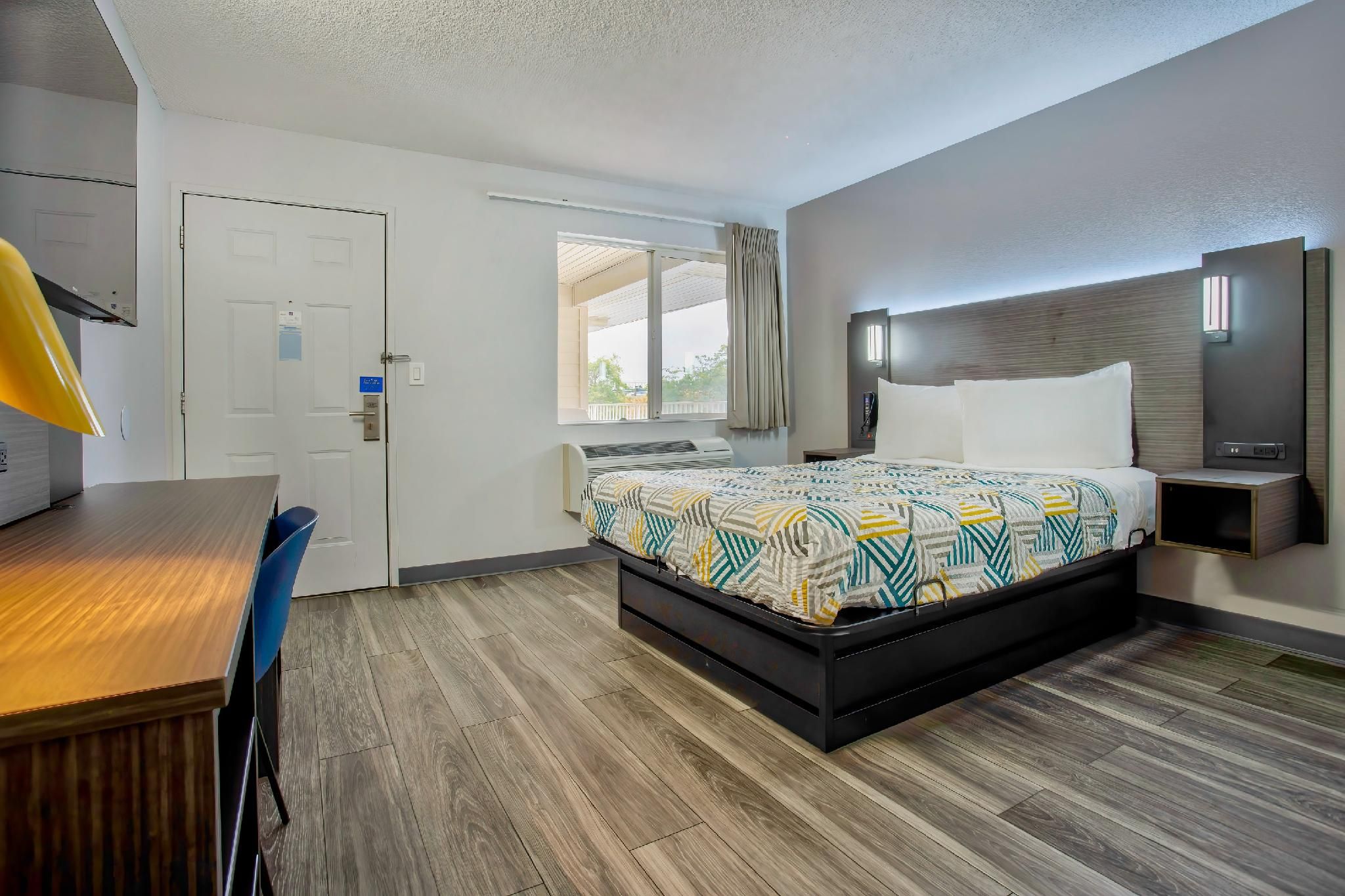 1 Full Bed - ADA/Tub