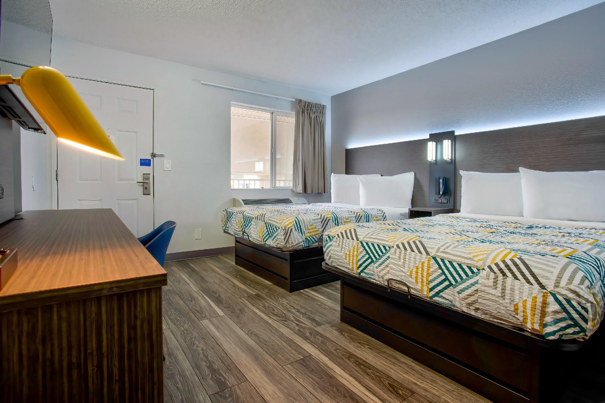 2 Full Beds - Micfridge