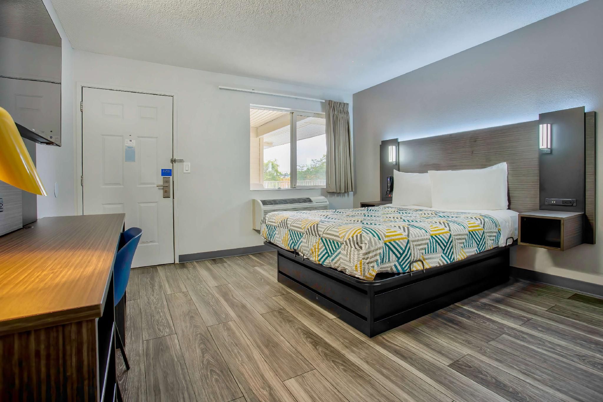1 Queen Bed