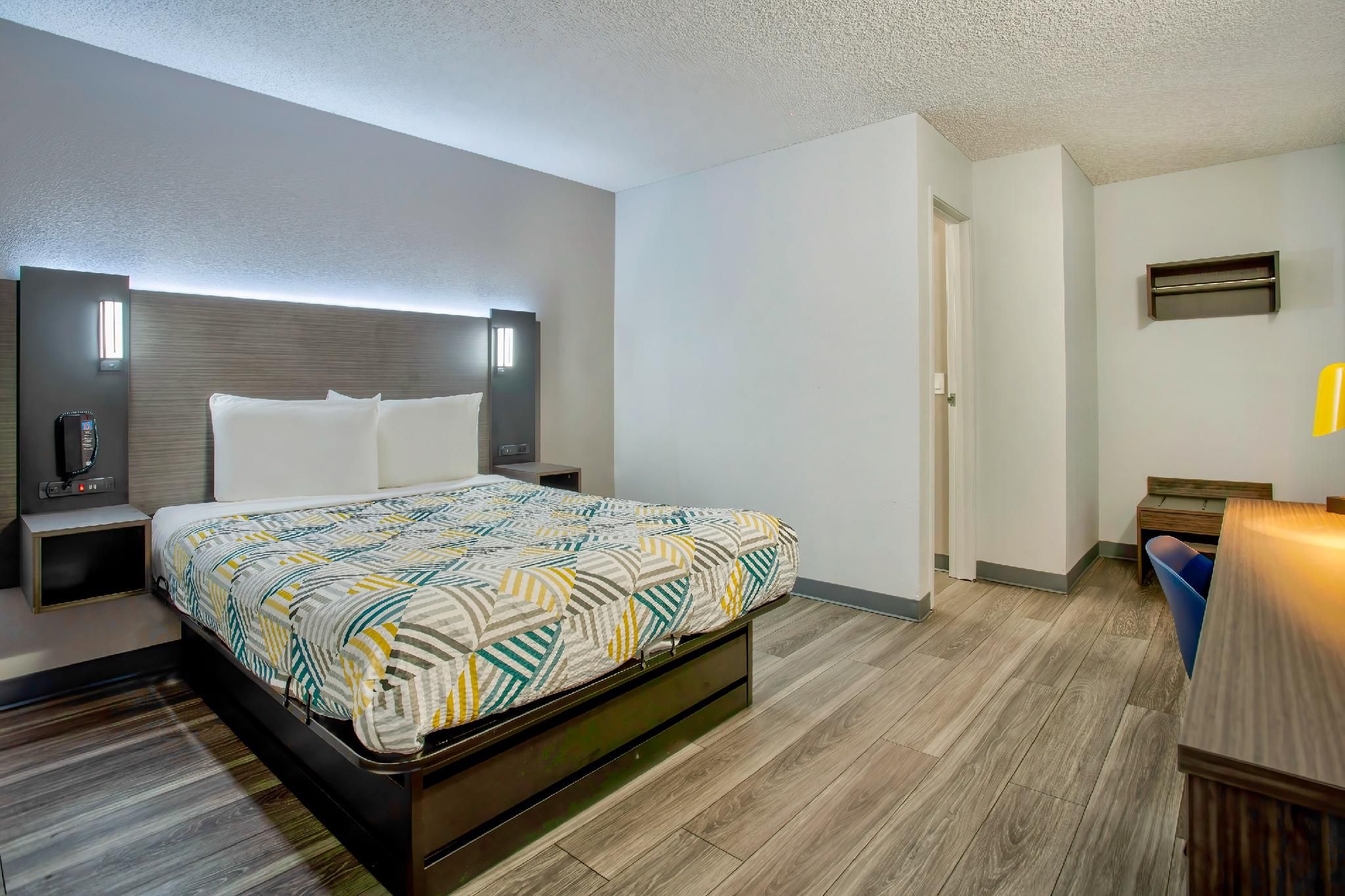 1 Full Bed - ADA/Tub