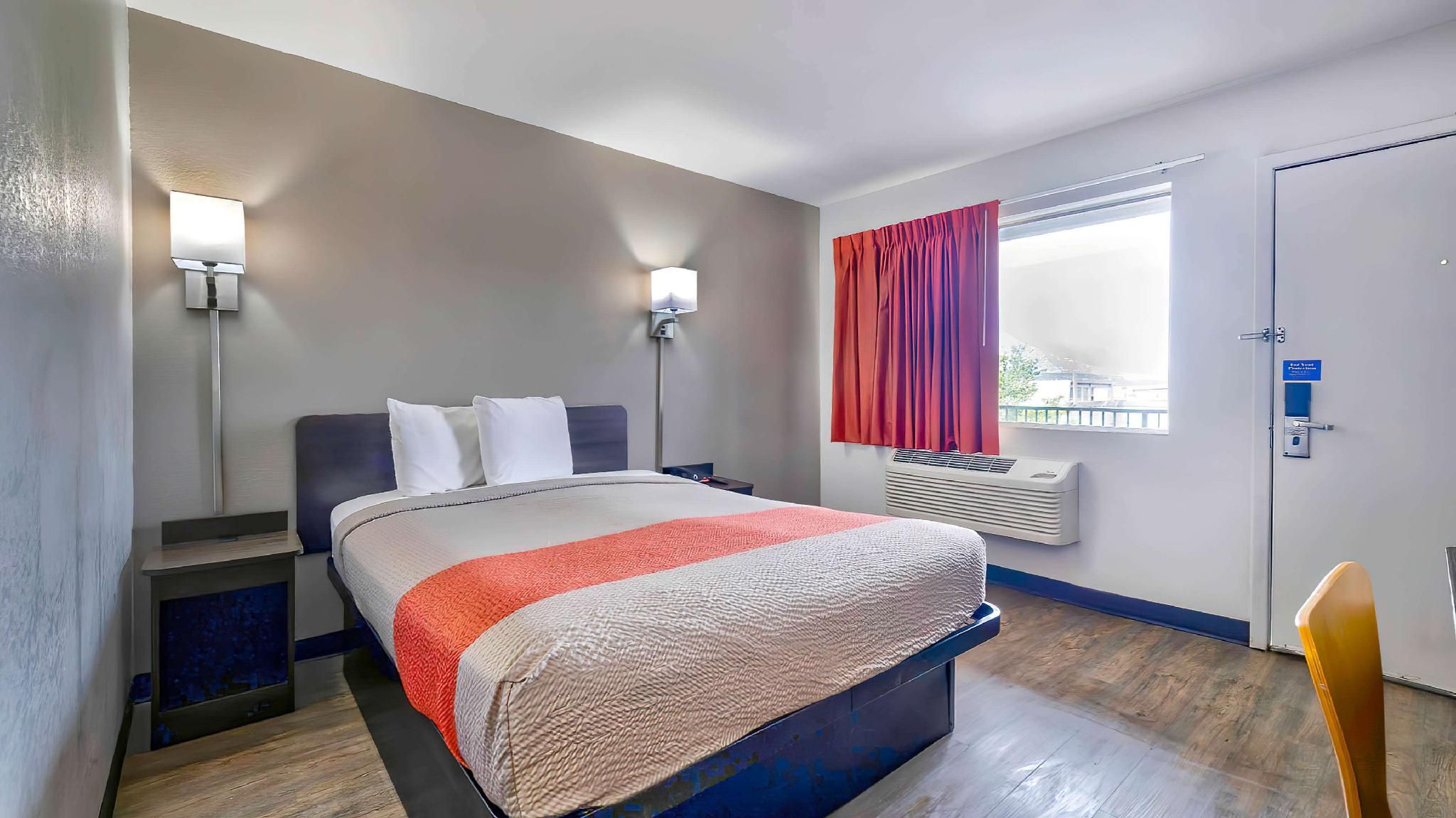 1 Queen Bed | Mobility Accessible Tub