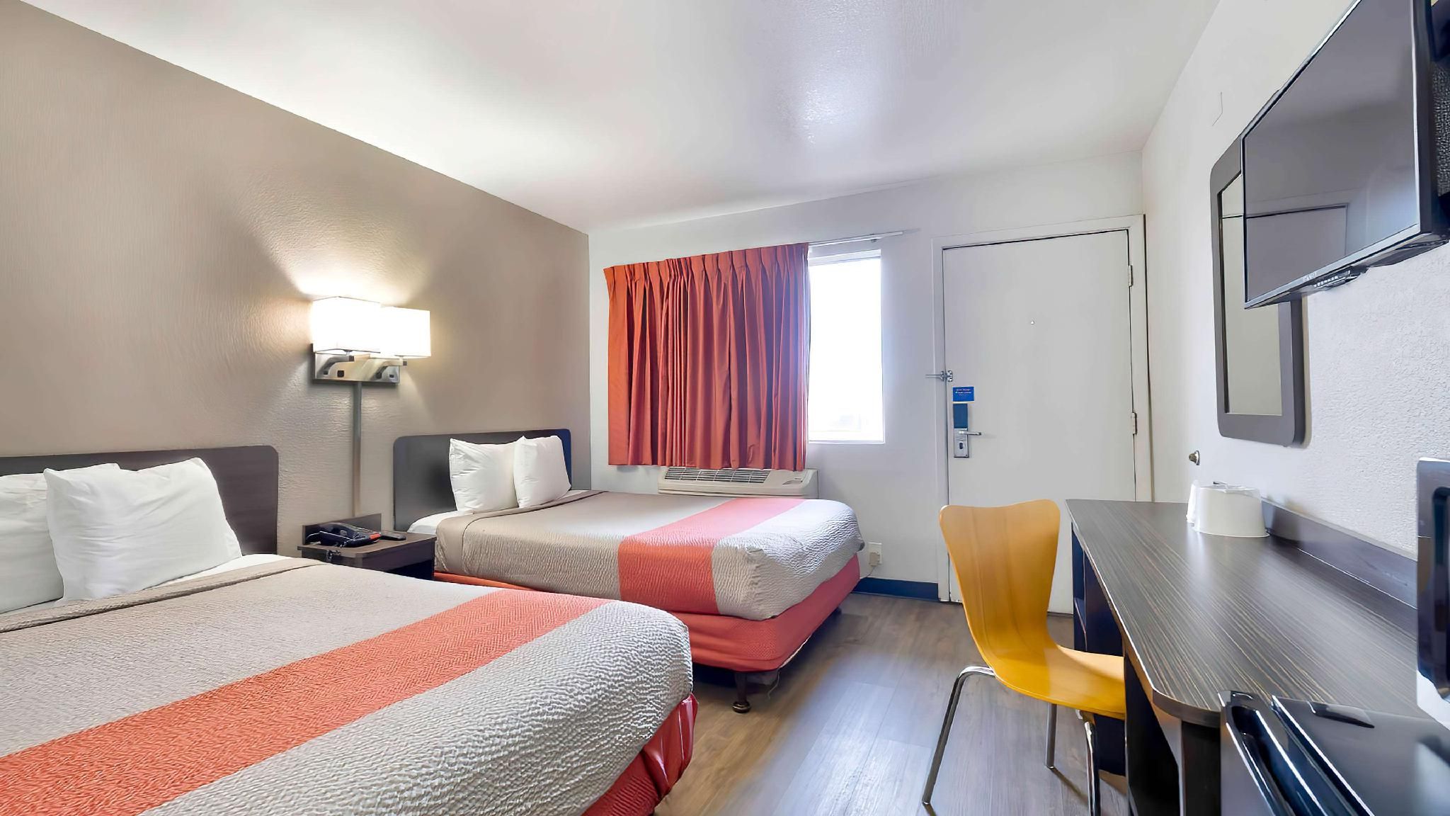 2 Full Beds |