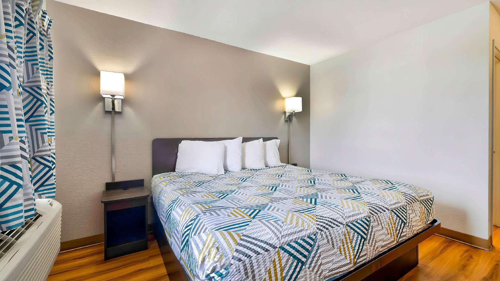 1 King Bed | Non-Smoking