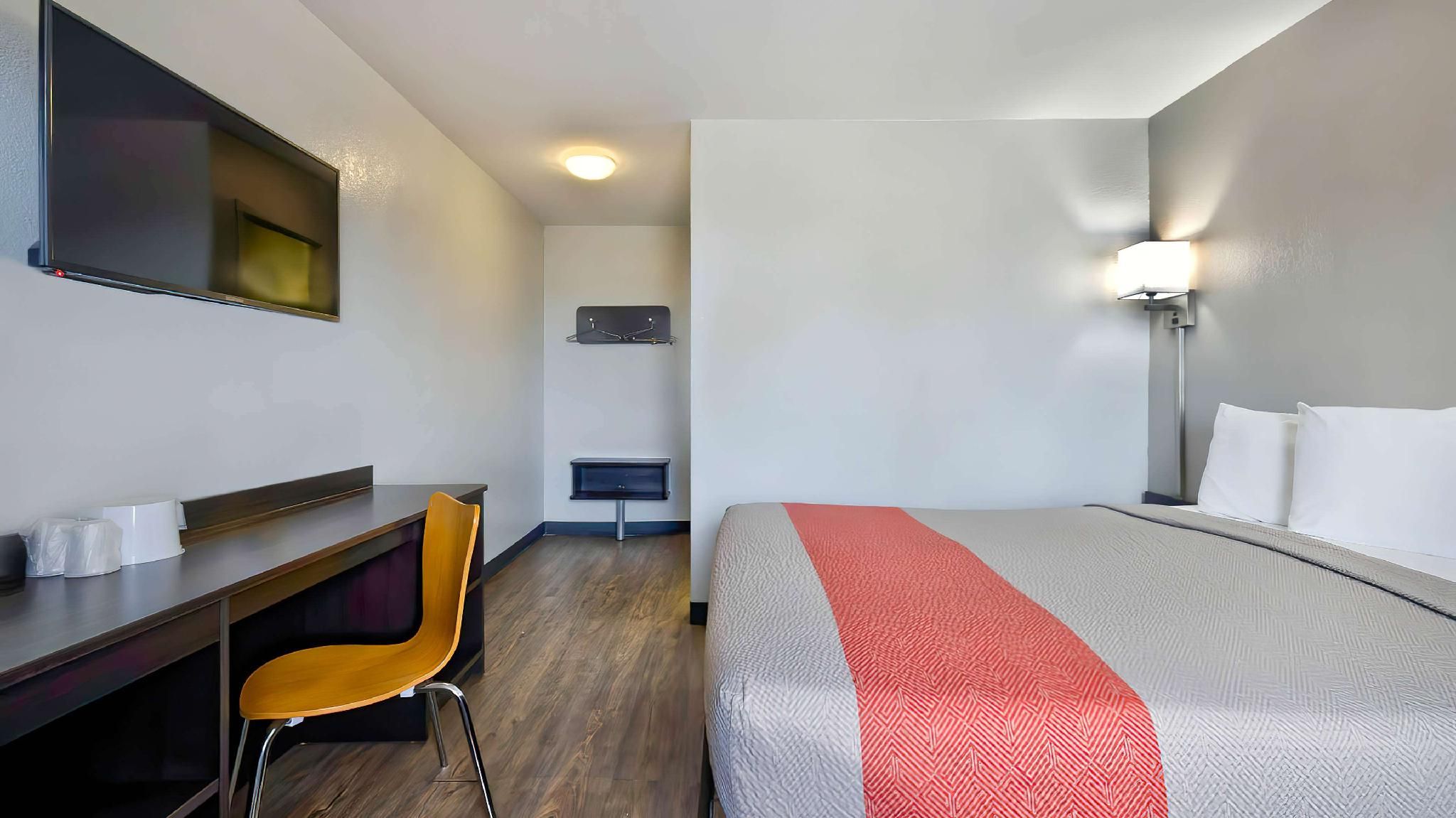 1 Queen Bed | Mobility Accessible Tub