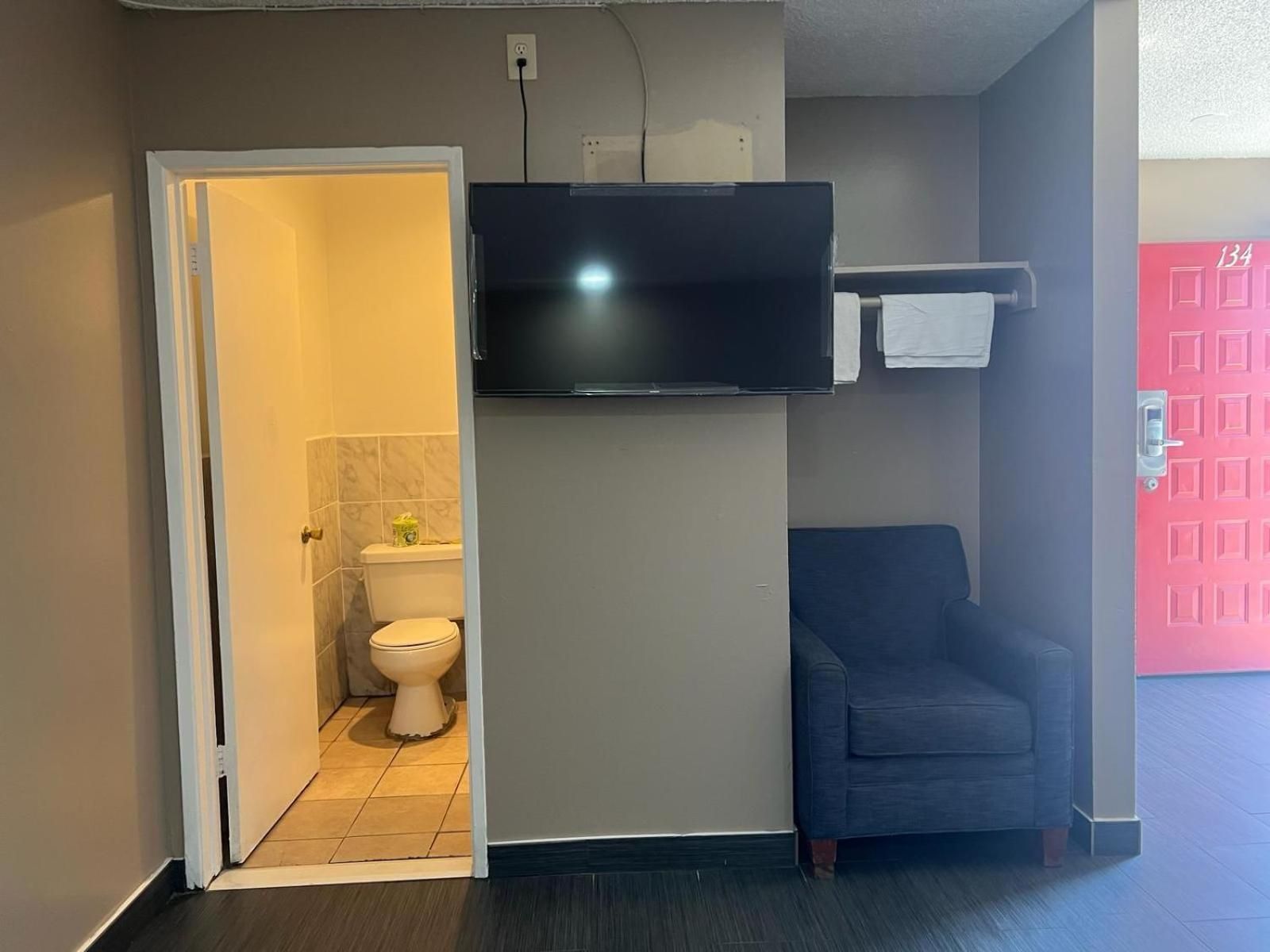 Pomona Inn Motel Deluxe Family Room 3