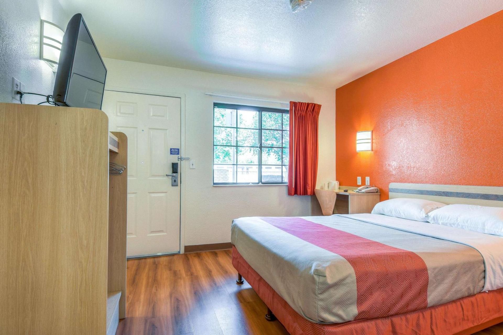 Deluxe Queen Room - Non-Smoking