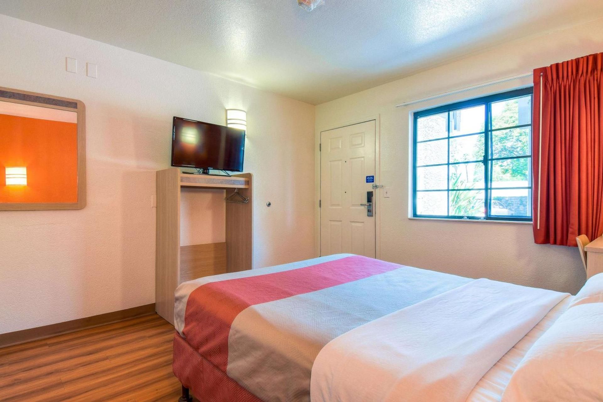 Deluxe Queen Room - Non-Smoking