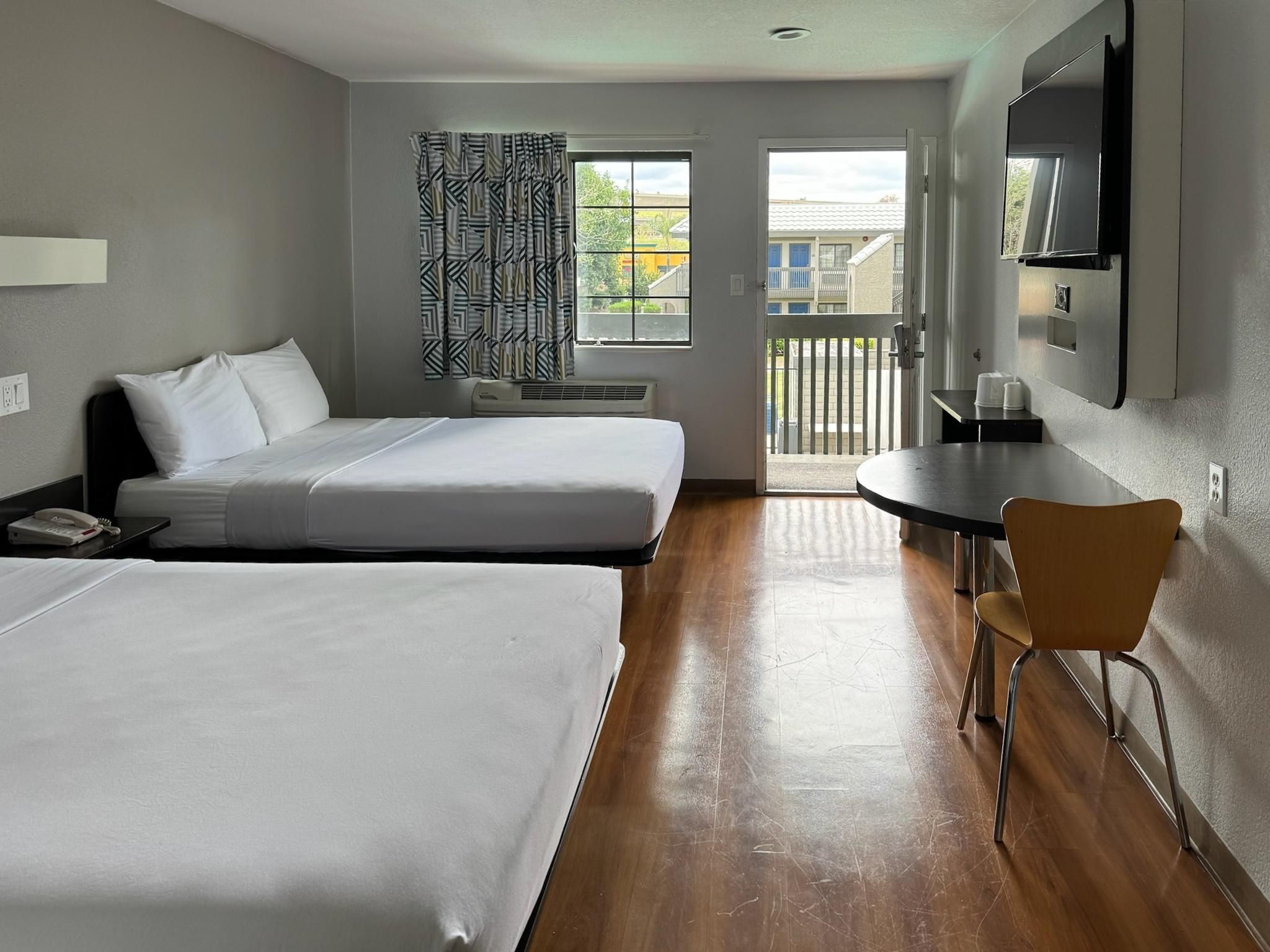 2 Queen Beds