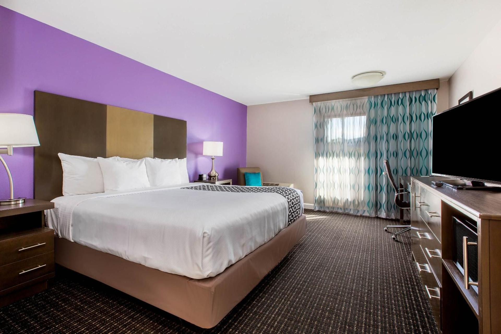 1 King Bed, Non-Smoking