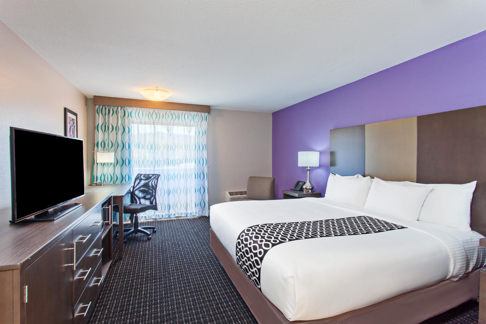 1 King Bed, Non-Smoking