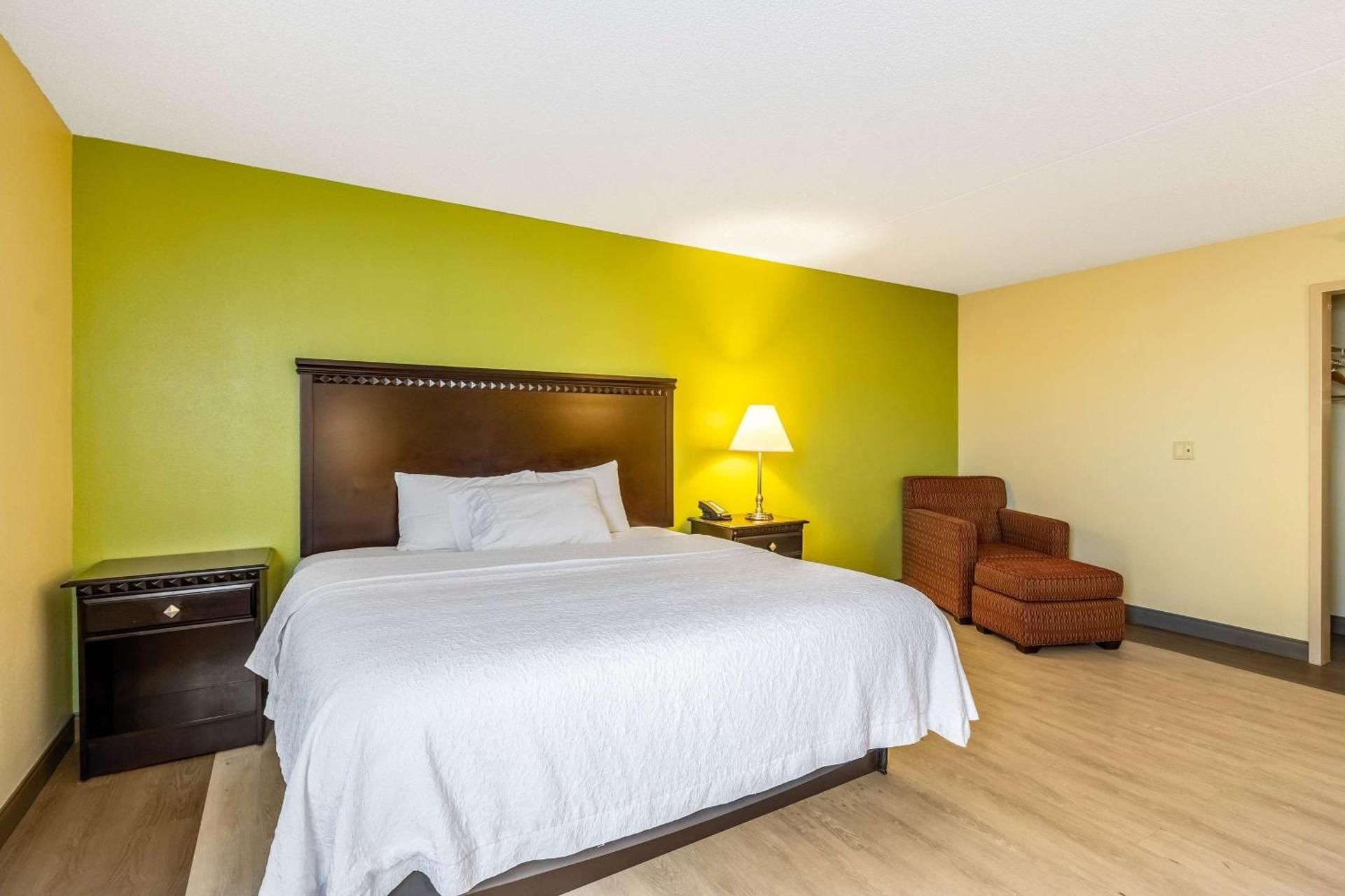 King Room with Roll-in Shower - Disability Access - Non-Smoking