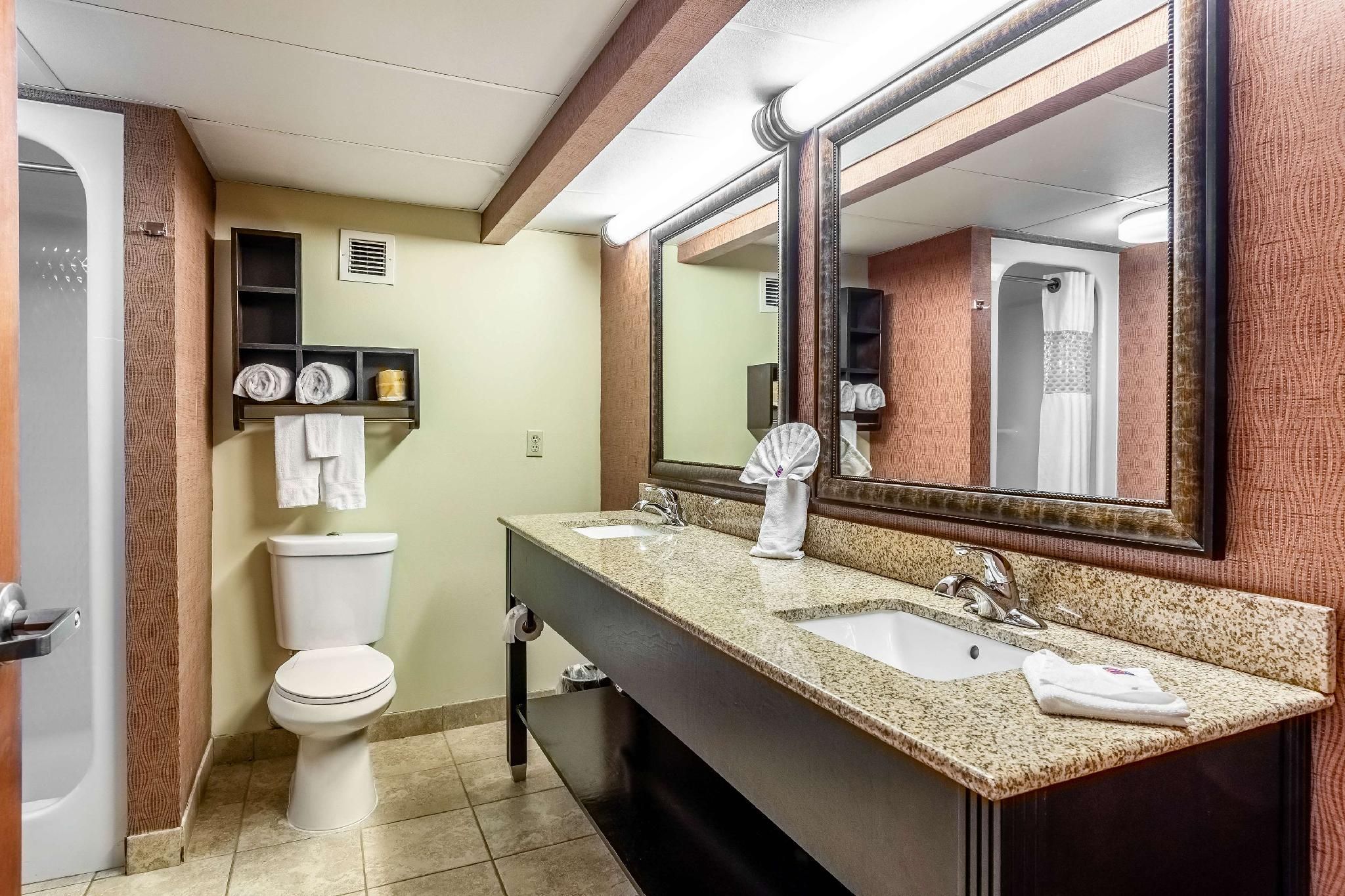 1 King Bed | Mobility Accessible RI Shower Nsmk