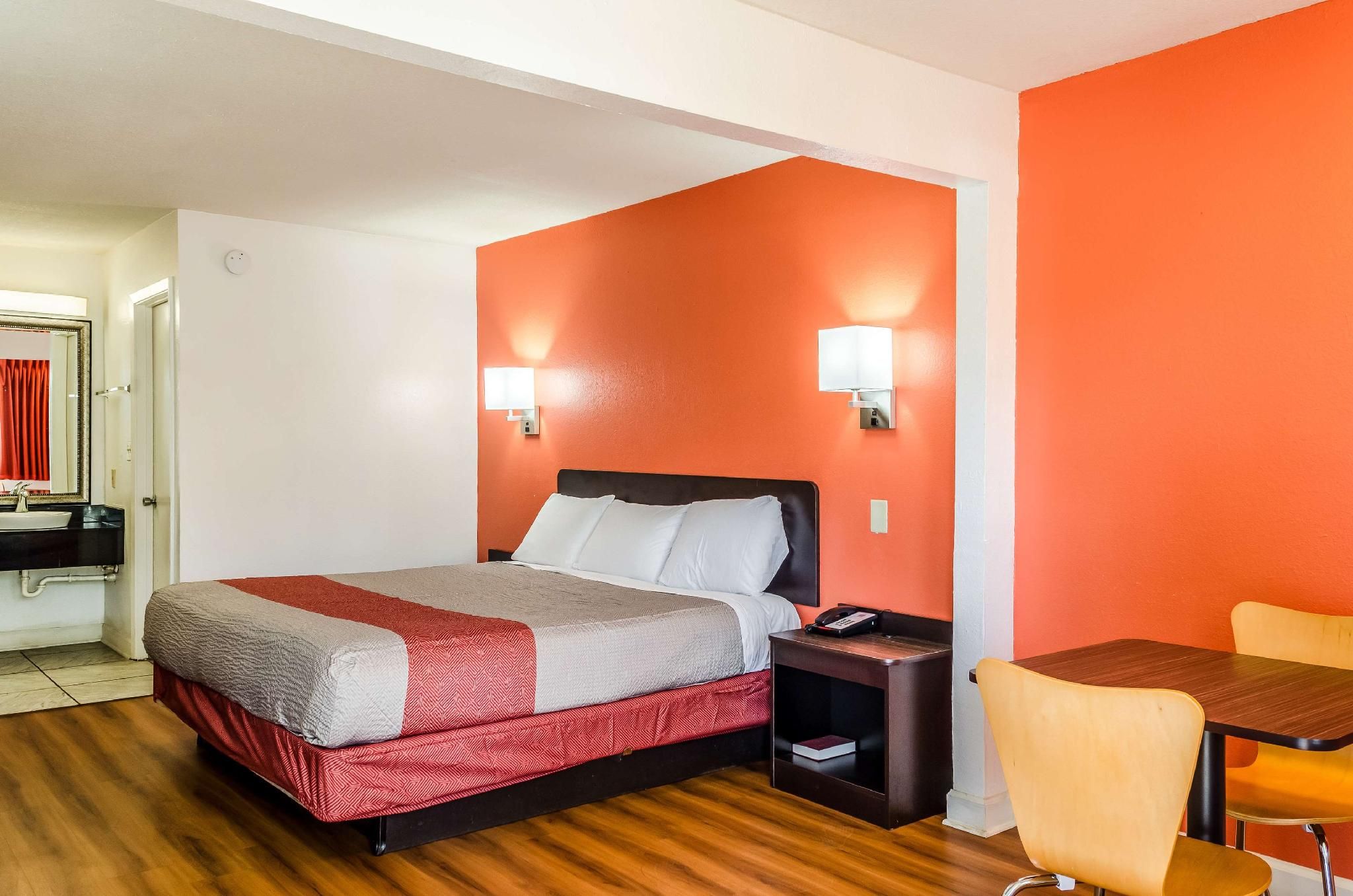 1 KING BED | MOB ACC RI SHWR STE NSMK  MICFRIDGE