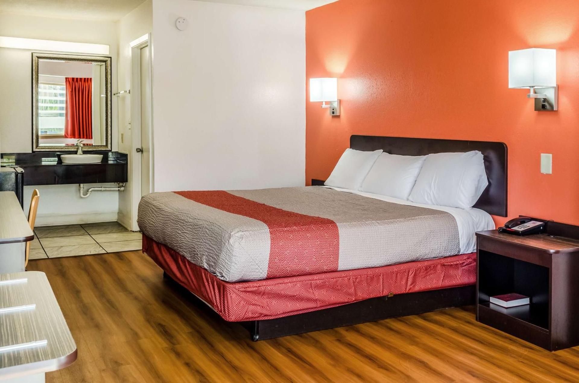 Deluxe King Room - Non-Smoking