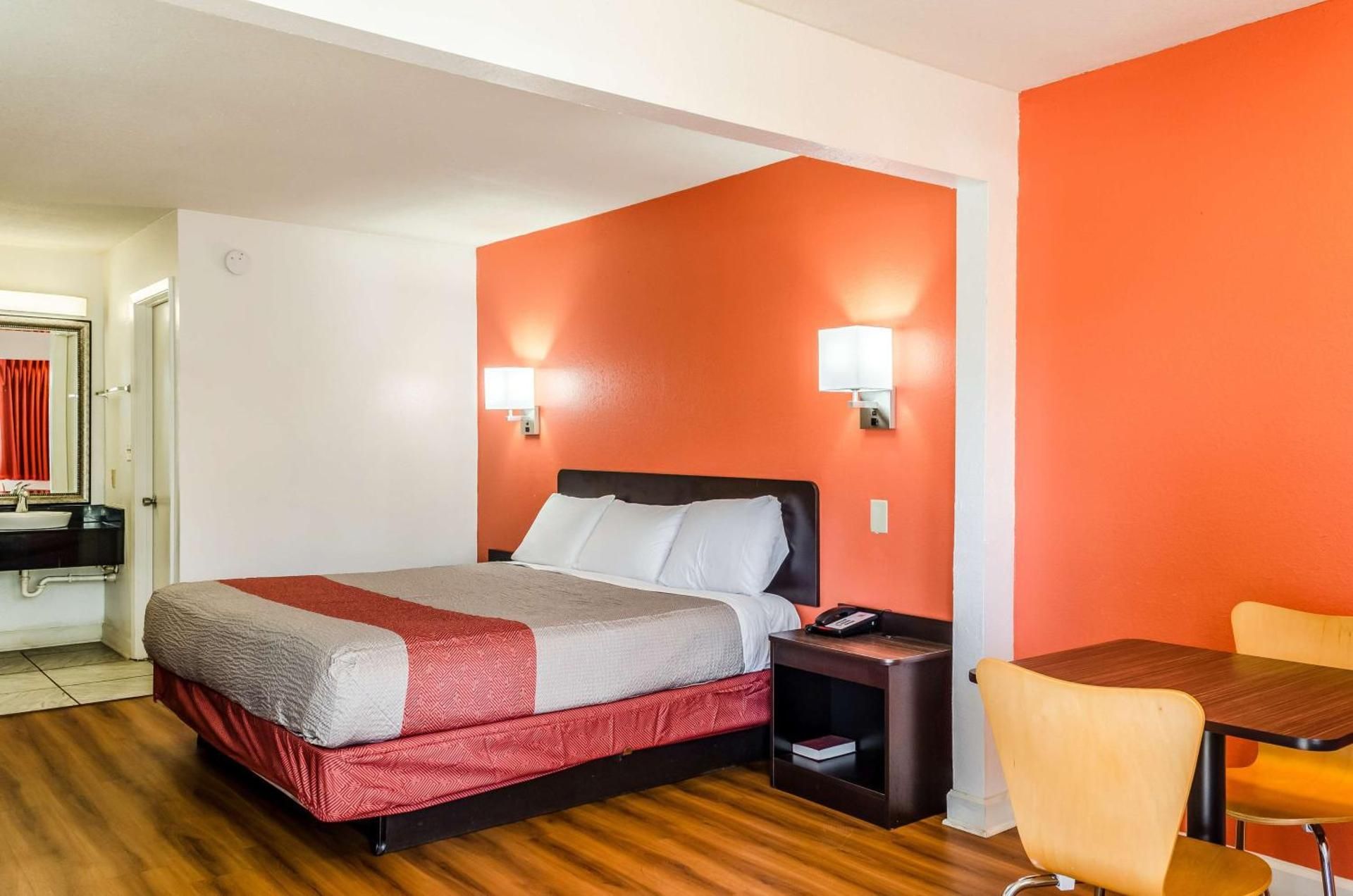 Deluxe King Room - Non-Smoking