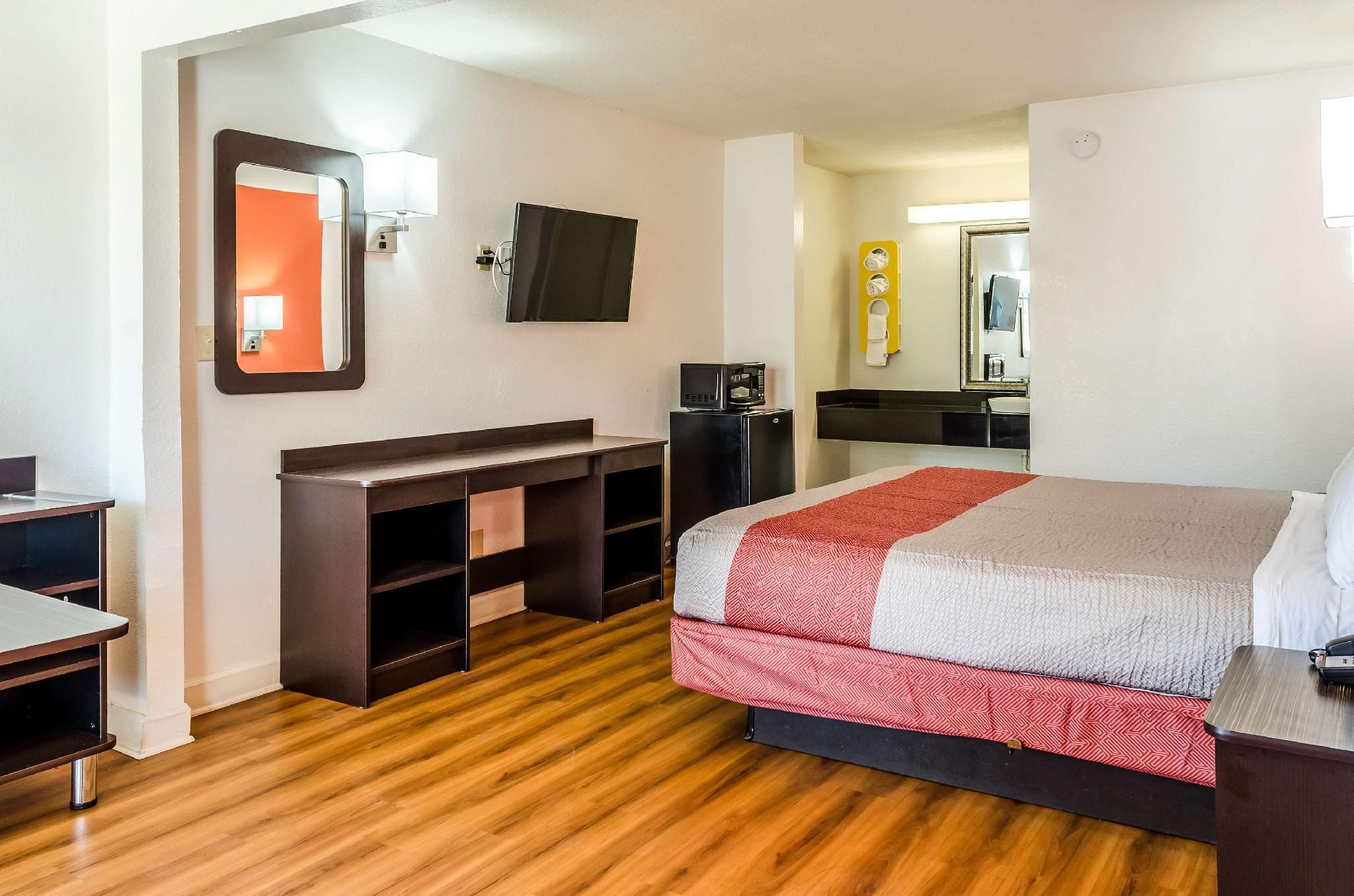 1 KING BED | MOB ACC RI SHWR STE NSMK  MICFRIDGE