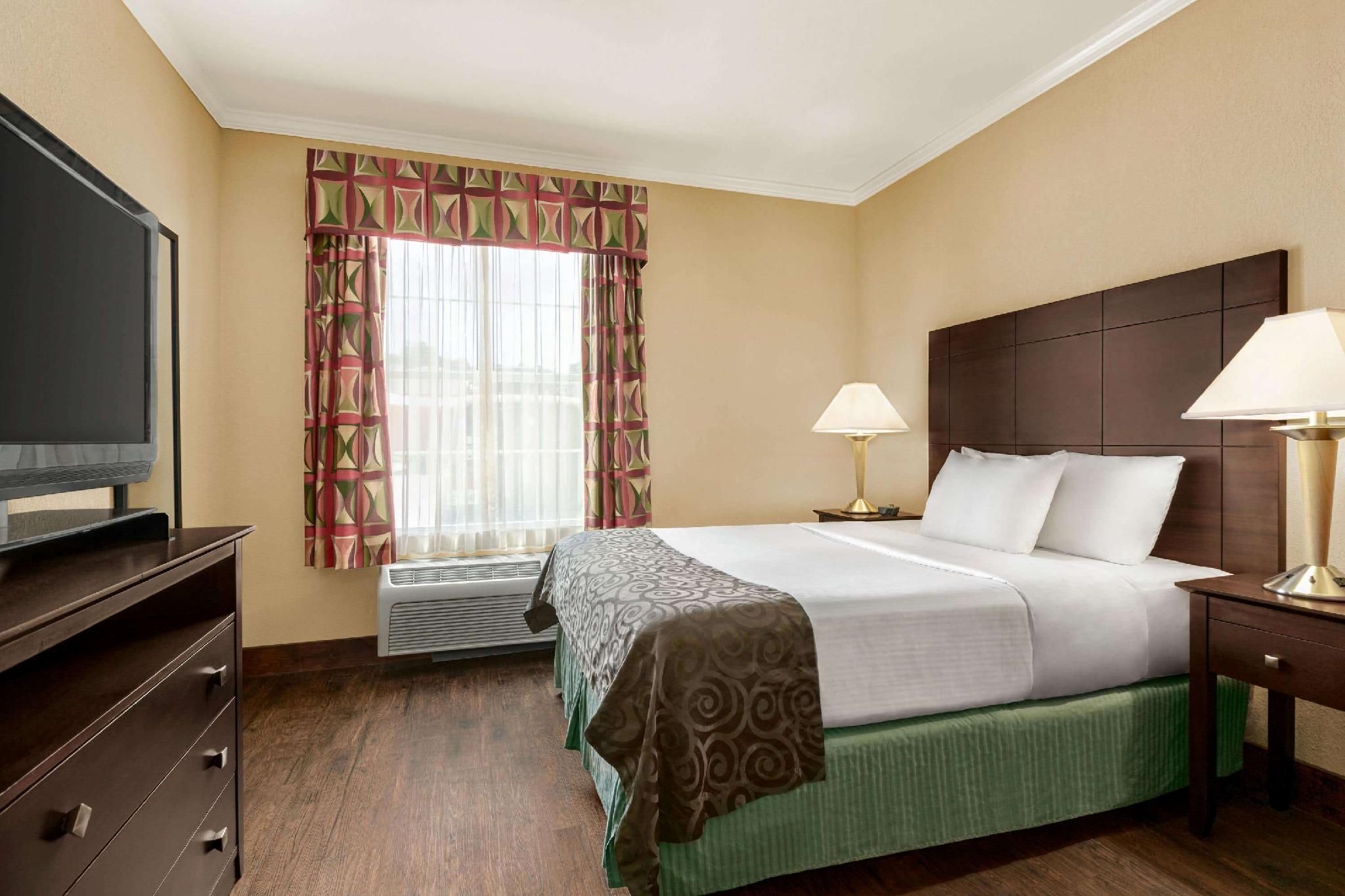 1 Queen Bed, Nonsmoking, Accessible
