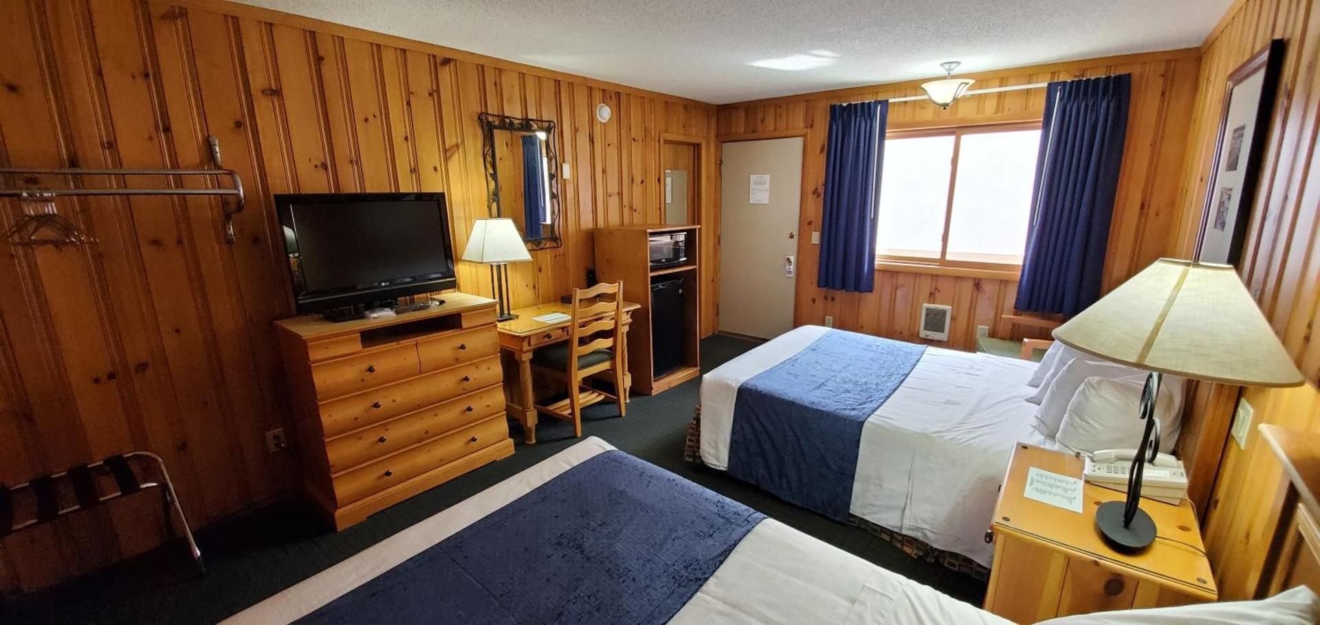 one Queen and Full Bed - Middle Building 