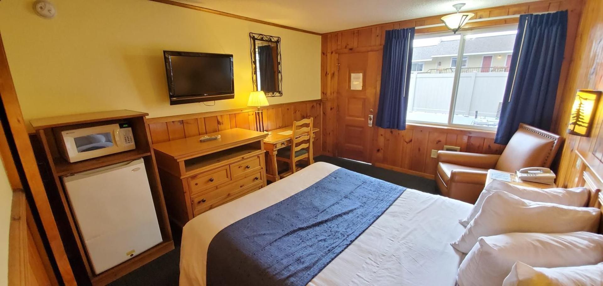 Queen Room - Middle Building 