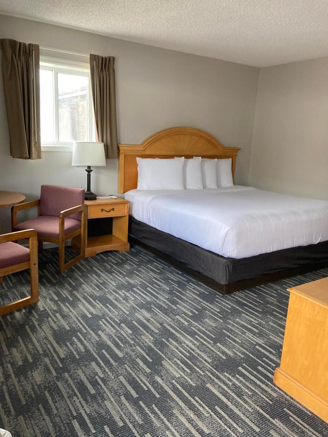 One King Bed (Pool Building)