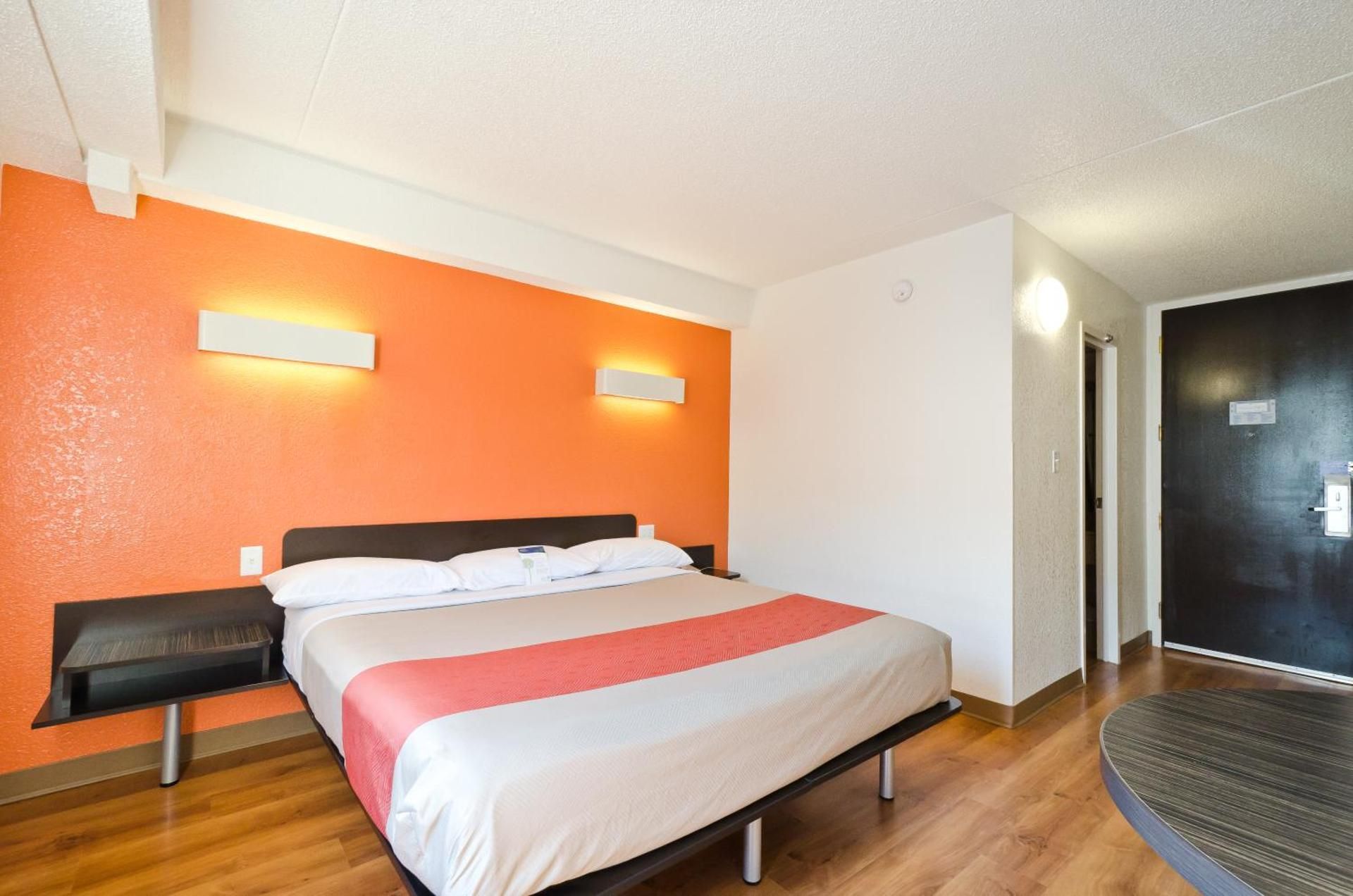 Deluxe King Room - Non-Smoking
