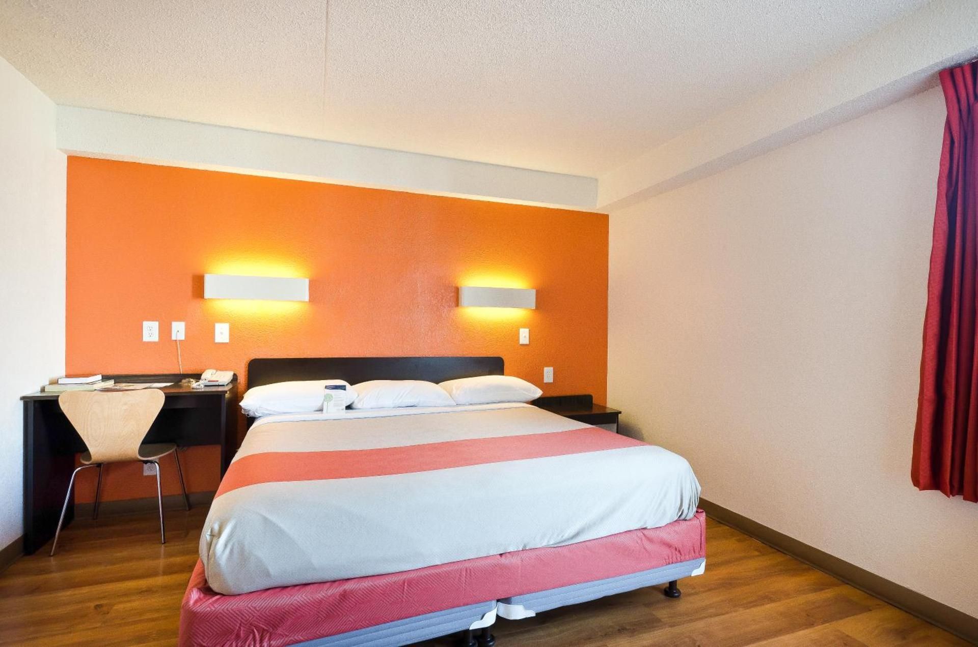 Deluxe King Room - Non-Smoking