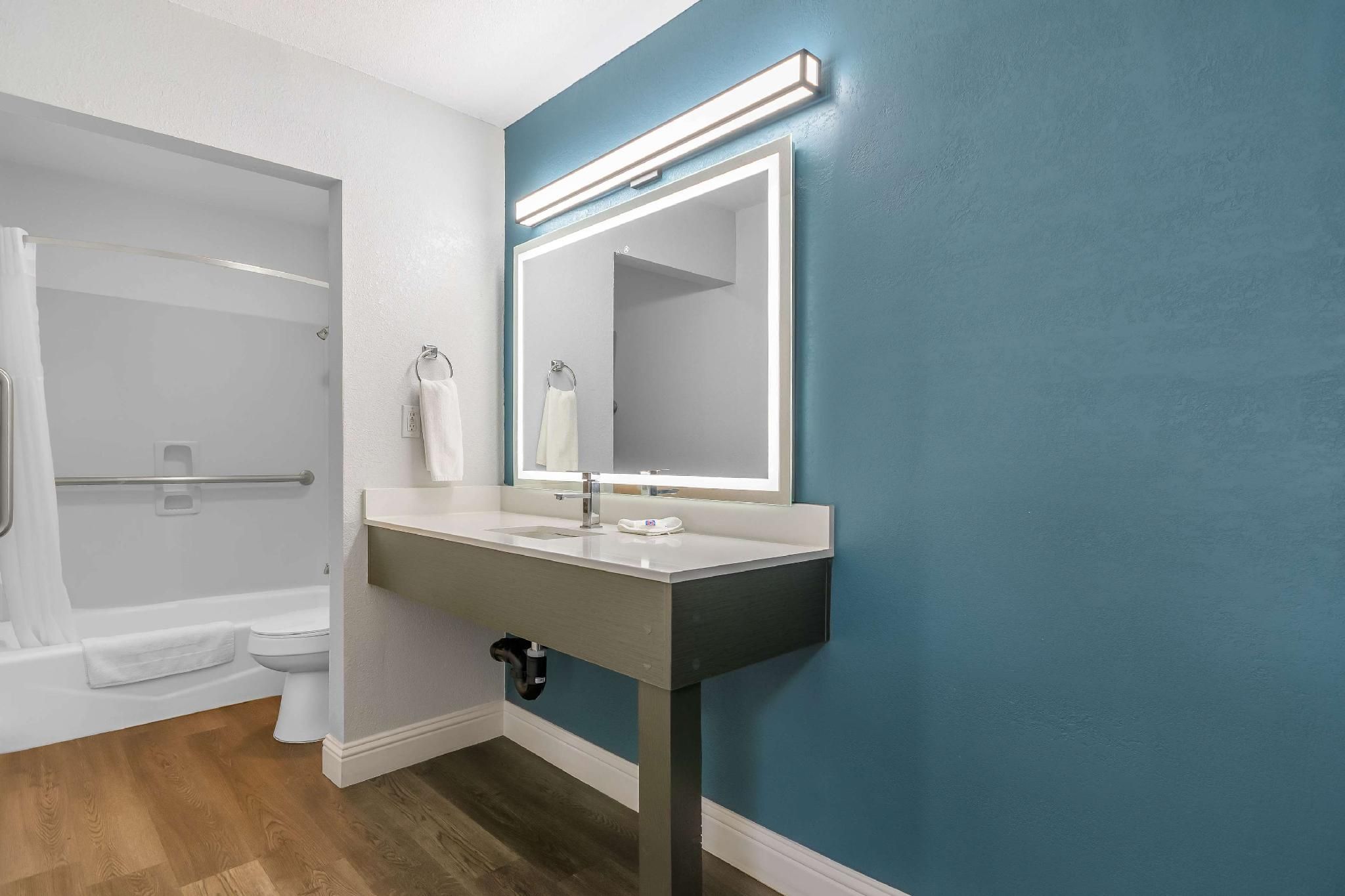 1 King Bed | Mobil Access Tub Nsmk Micfridg