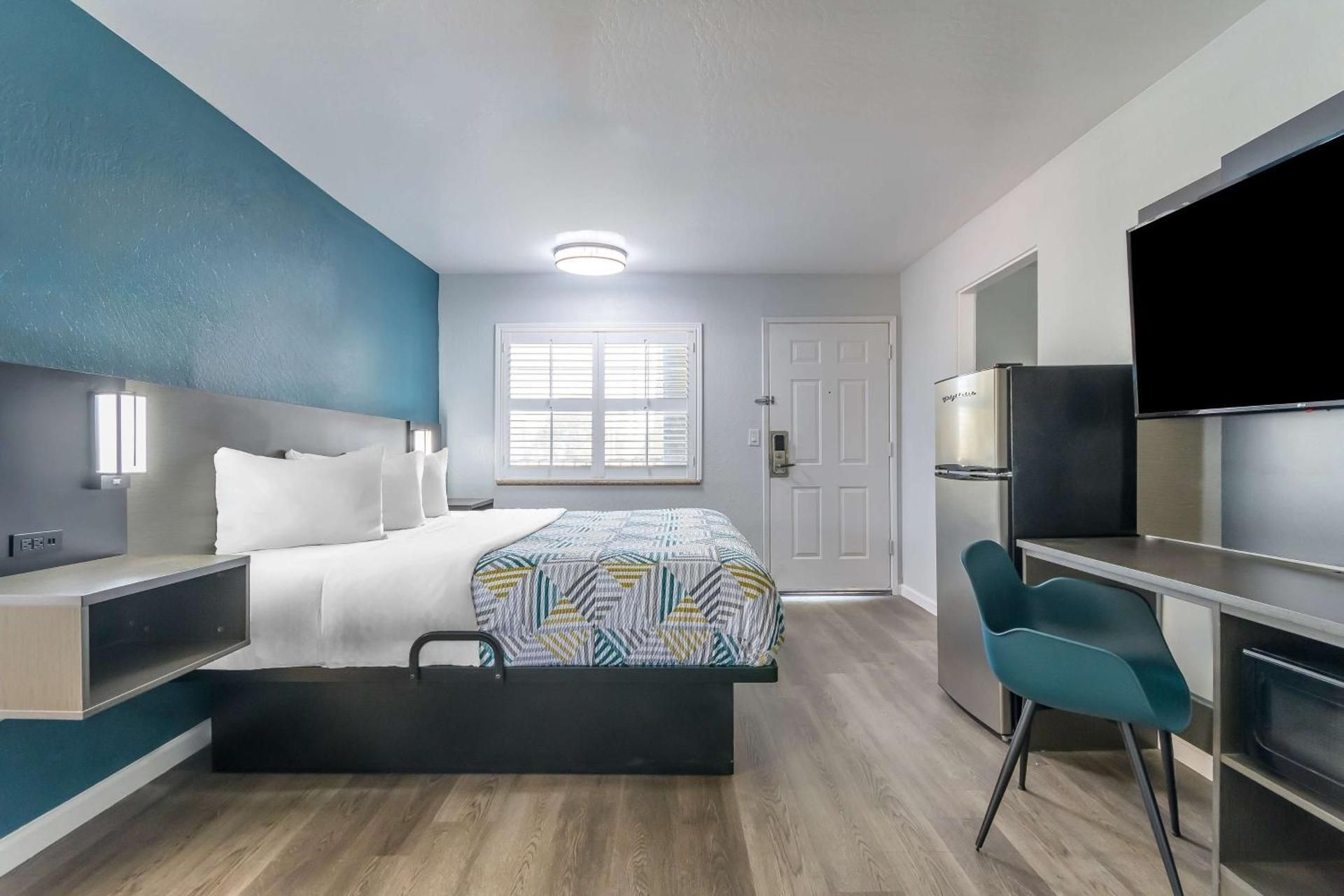 Deluxe King Room - Non-Smoking