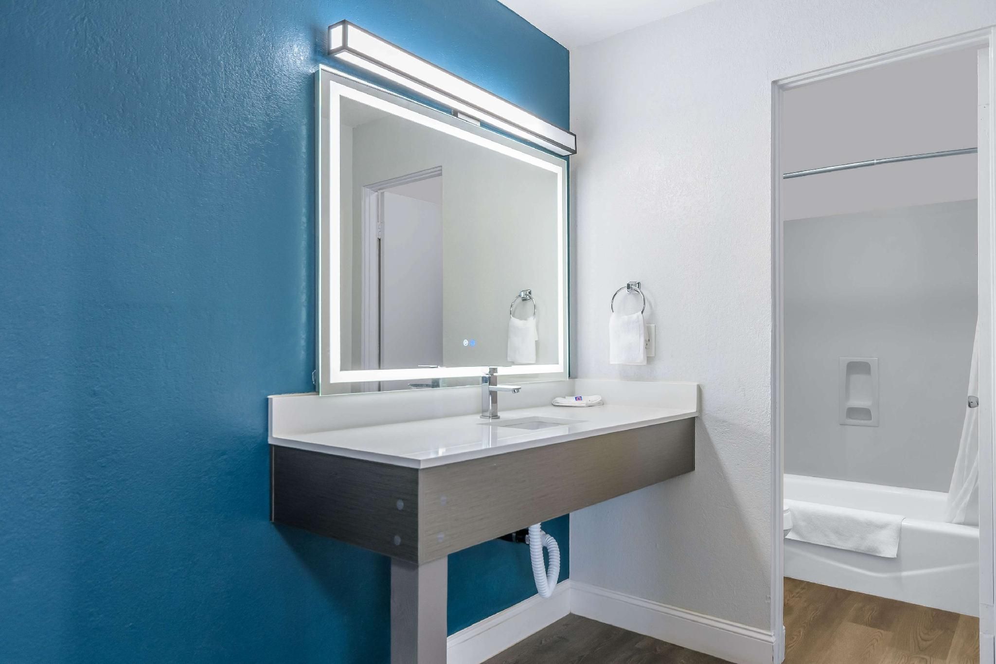 1 King Bed | Non-Smoking, Micfridge