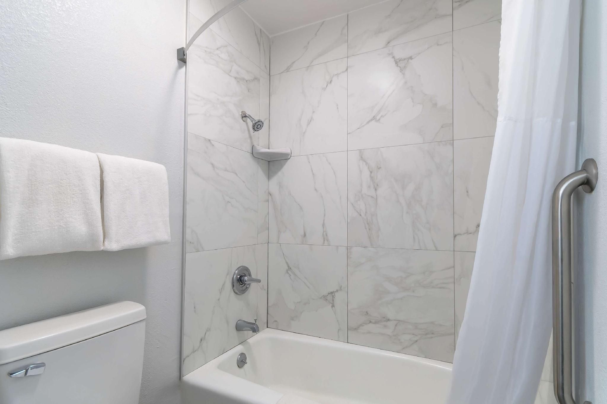 Studio 6 Suites Madera, CA - Yosemite 1 King Bed | Non-Smoking, Kitchen 2