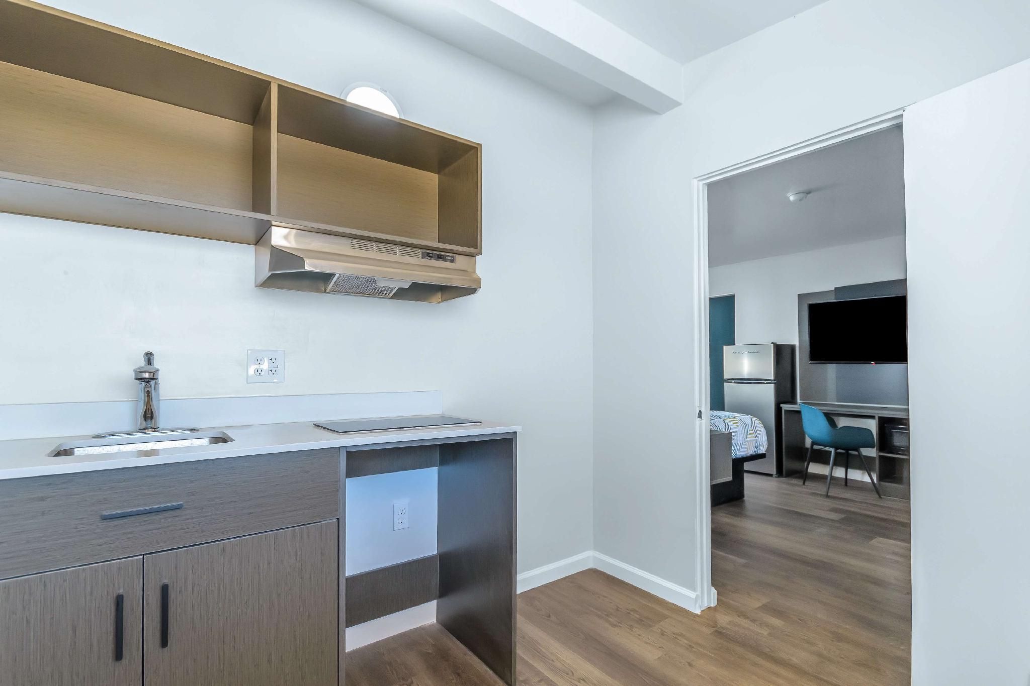 Studio 6 Suites Madera, CA - Yosemite 1 King Bed | Non-Smoking, Kitchen 3