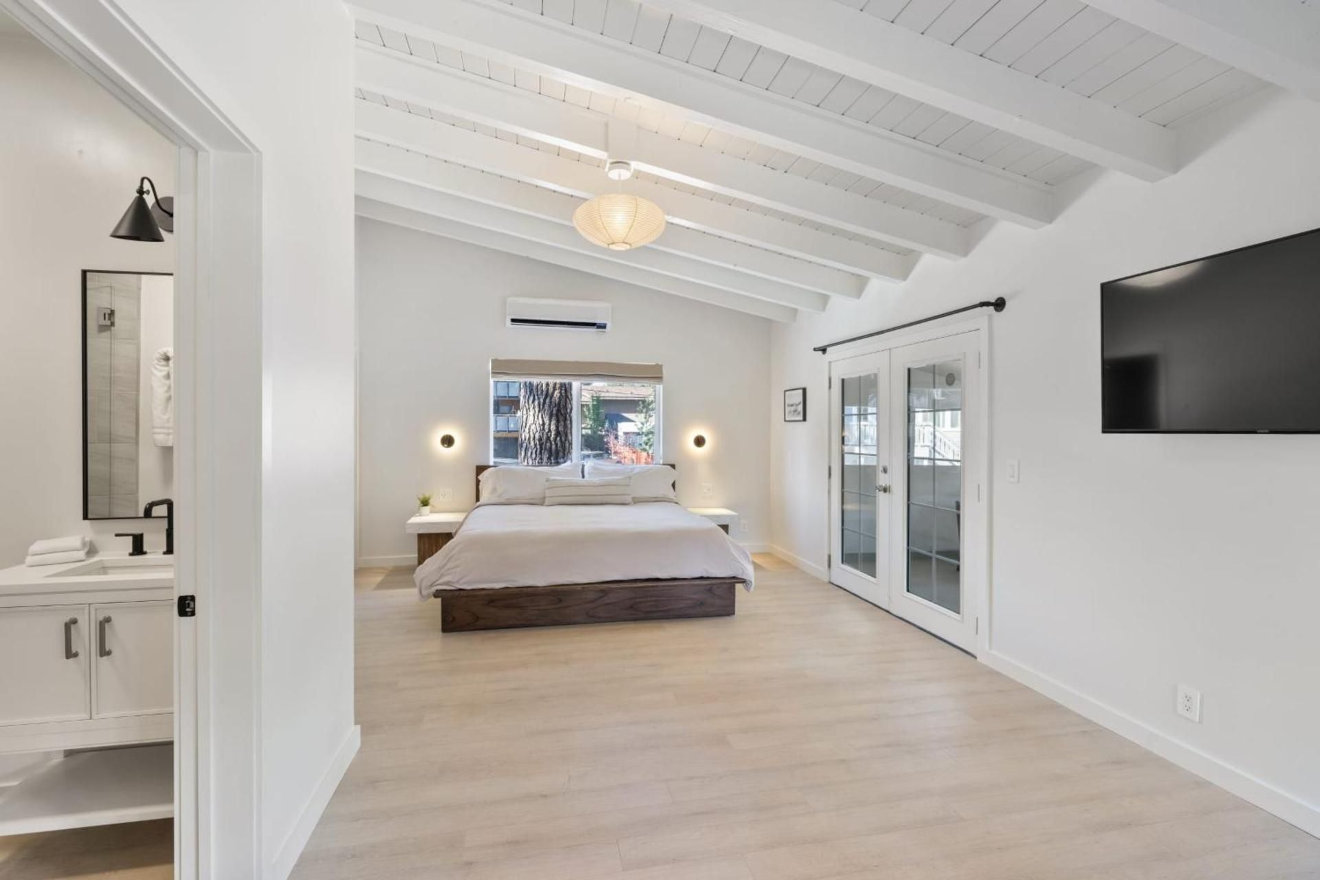 South Lake Chalet Boutique Suites - walk to Heavenly & Lake Tahoe Three-Bedroom Deluxe Apartment