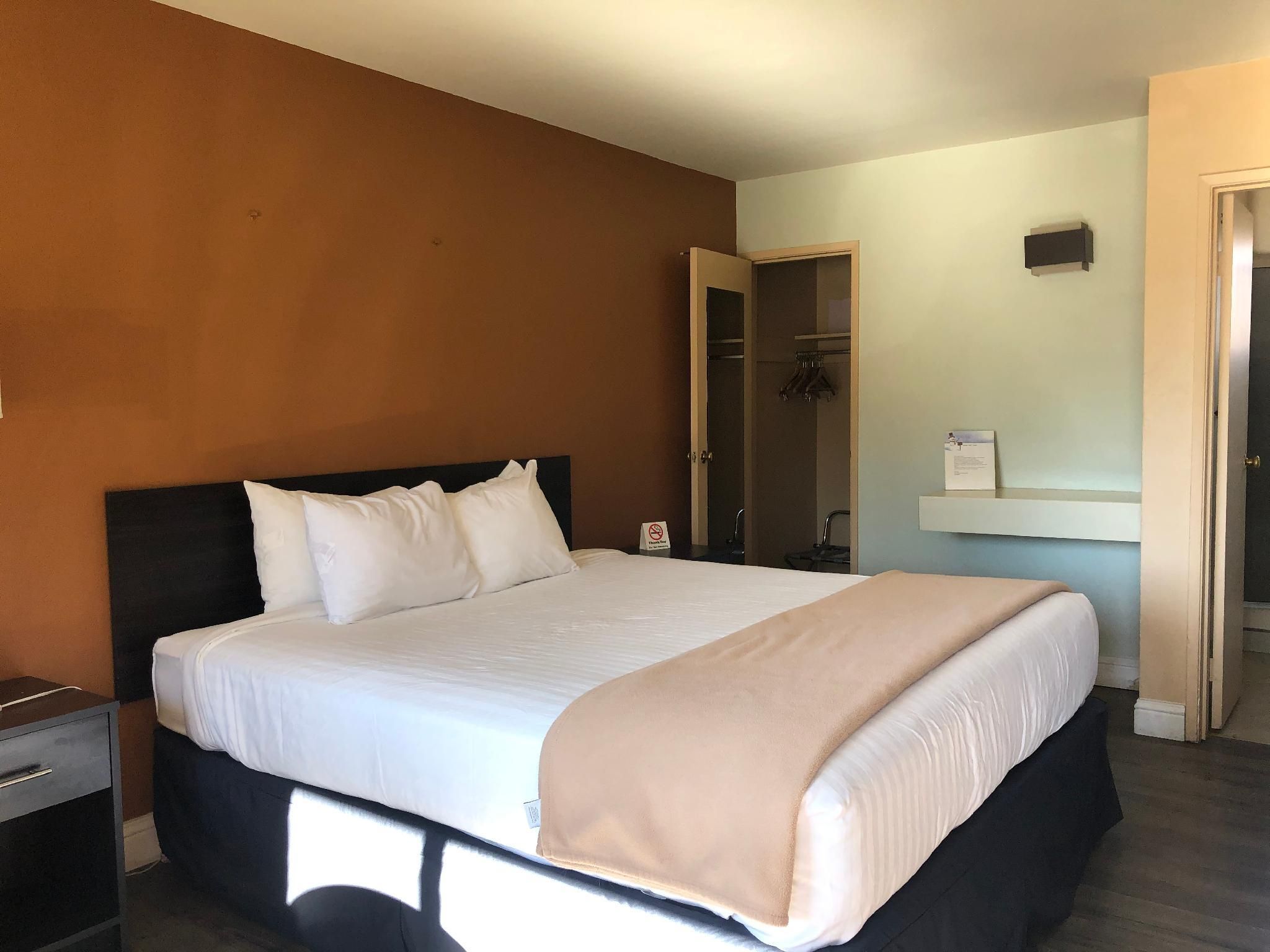 Deluxe King Room - Non-Smoking