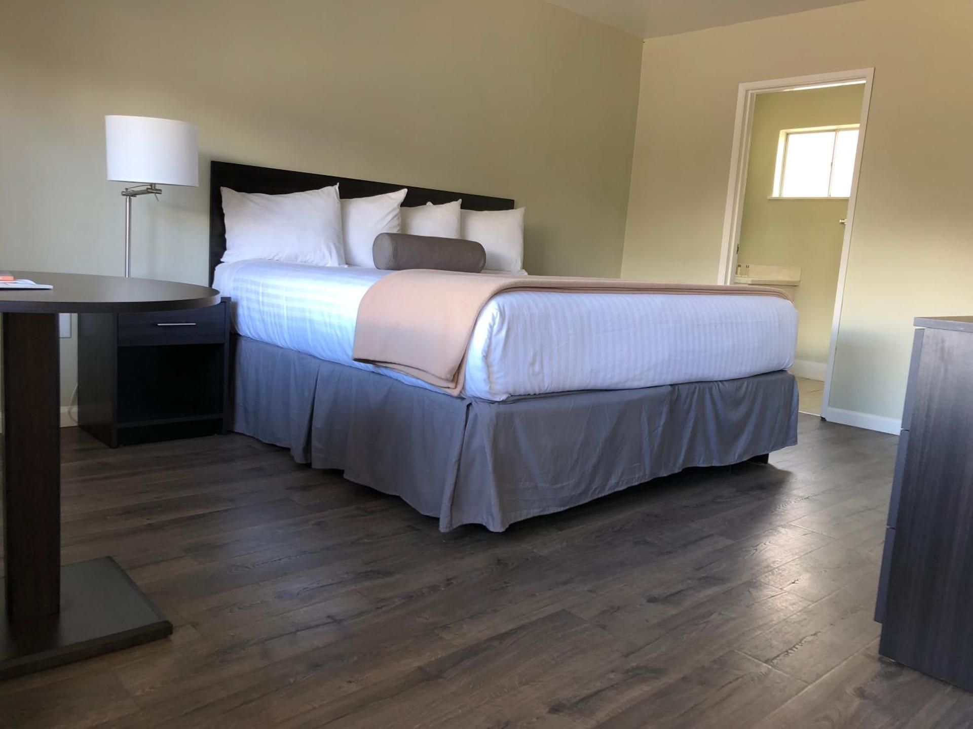 Deluxe King Room - Non-Smoking