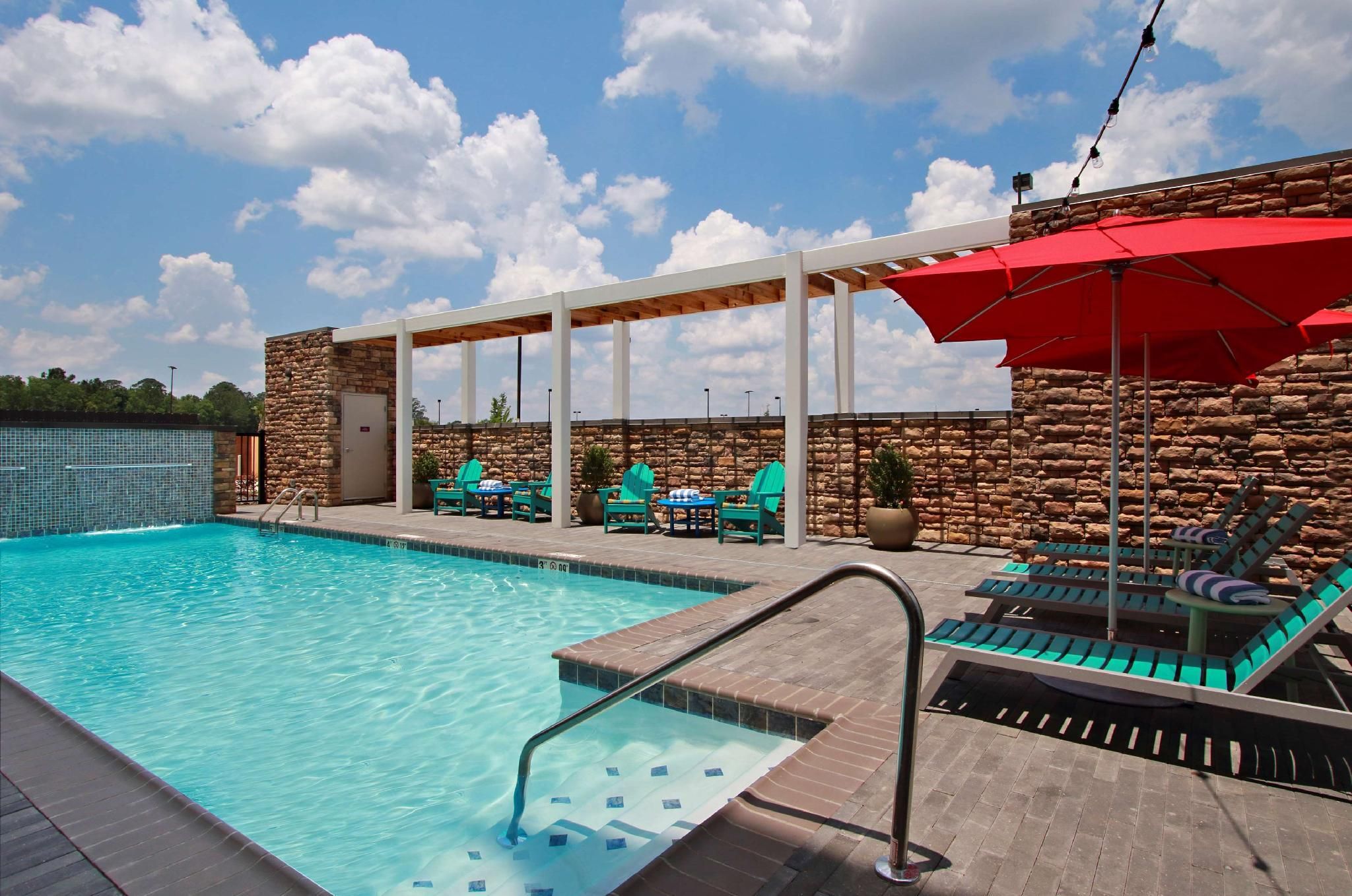 swimming pool [outdoor]